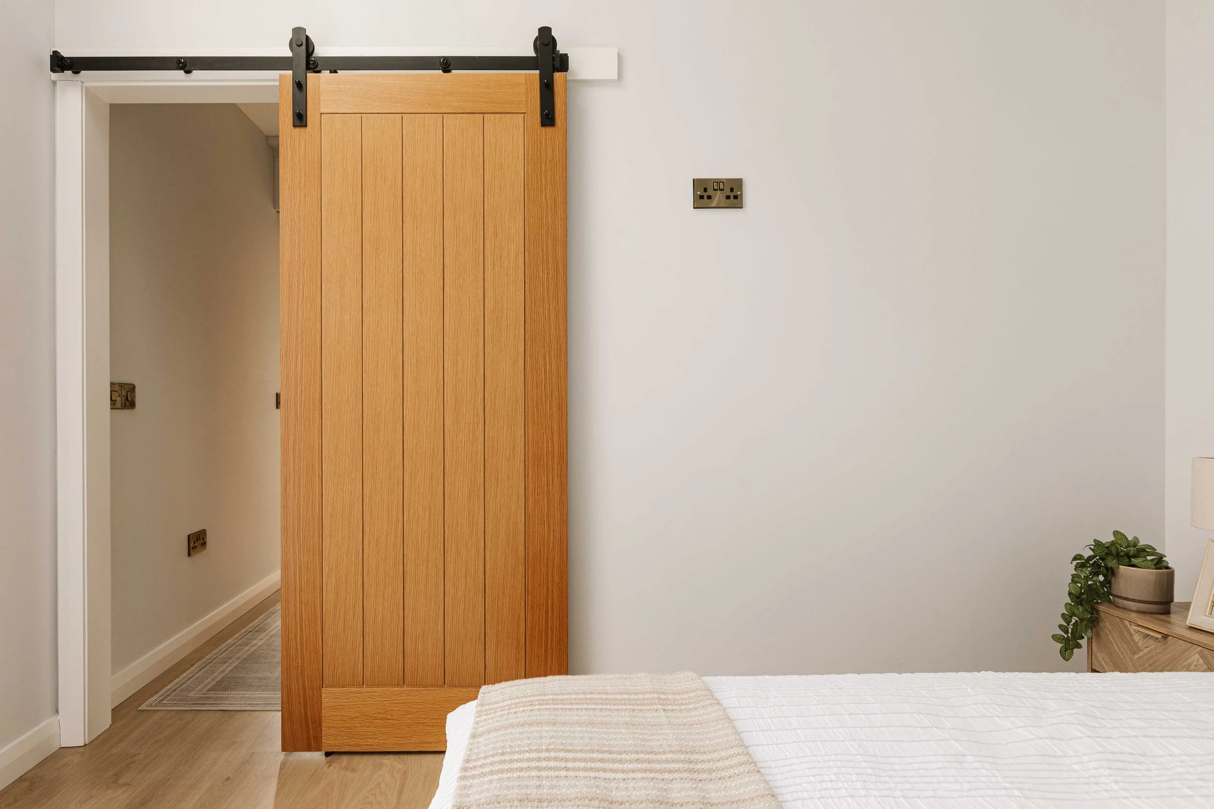 chambre mini maison de 45m2 préfabriquée et modulaire en bois noir Bothán par Yardbox chambre mini maison de 45m2 préfabriquée et modulaire en bois noir Bothán par Yardbox