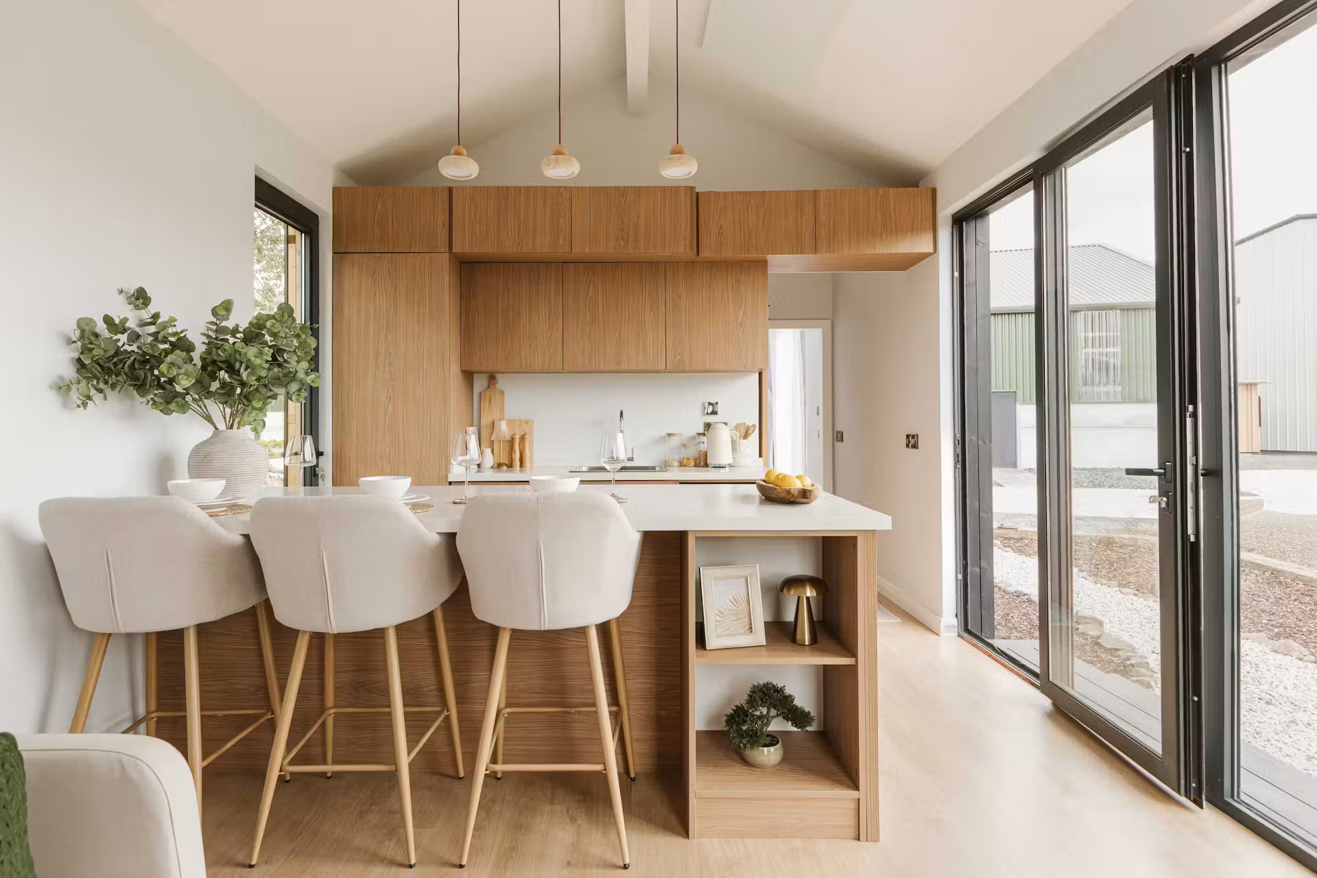 cuisine design bois ouverte mini maison de 45m2 préfabriquée et modulaire en bois noir Bothán par Yardbox cuisine design bois ouverte mini maison de 45m2 préfabriquée et modulaire en bois noir Bothán par Yardbox