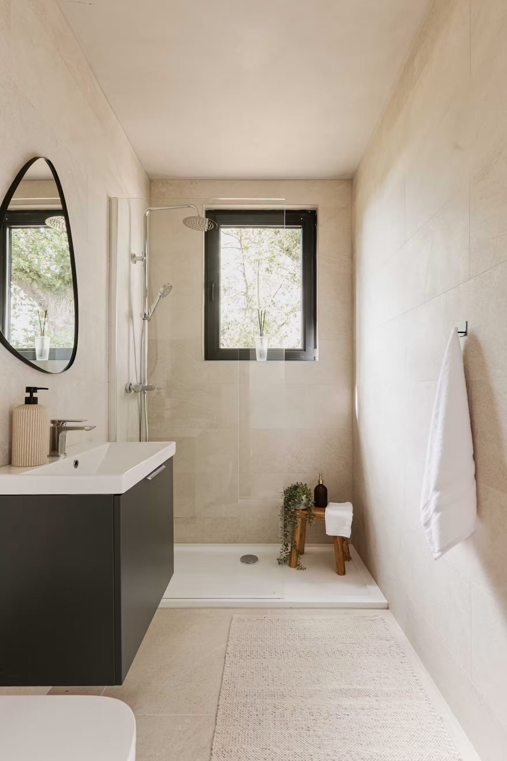 salle de bain mini maison de 45m2 préfabriquée et modulaire en bois noir Bothán par Yardbox salle de bain mini maison de 45m2 préfabriquée et modulaire en bois noir Bothán par Yardbox