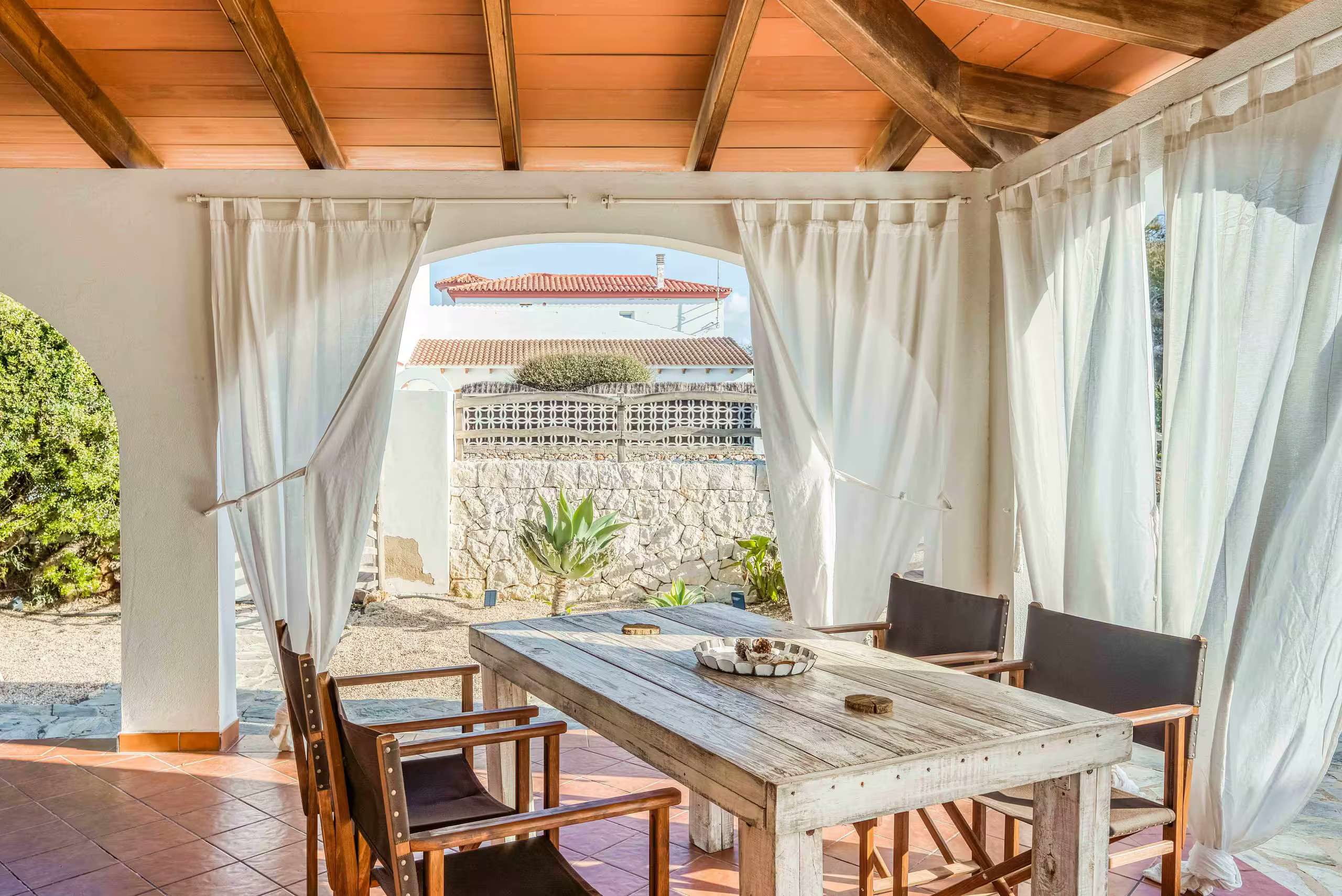terrasse abritée avec salle à manger extérieure décoration rustique chic maison blanche à Minorque terrasse abritée avec salle à manger extérieure décoration rustique chic maison blanche à Minorque