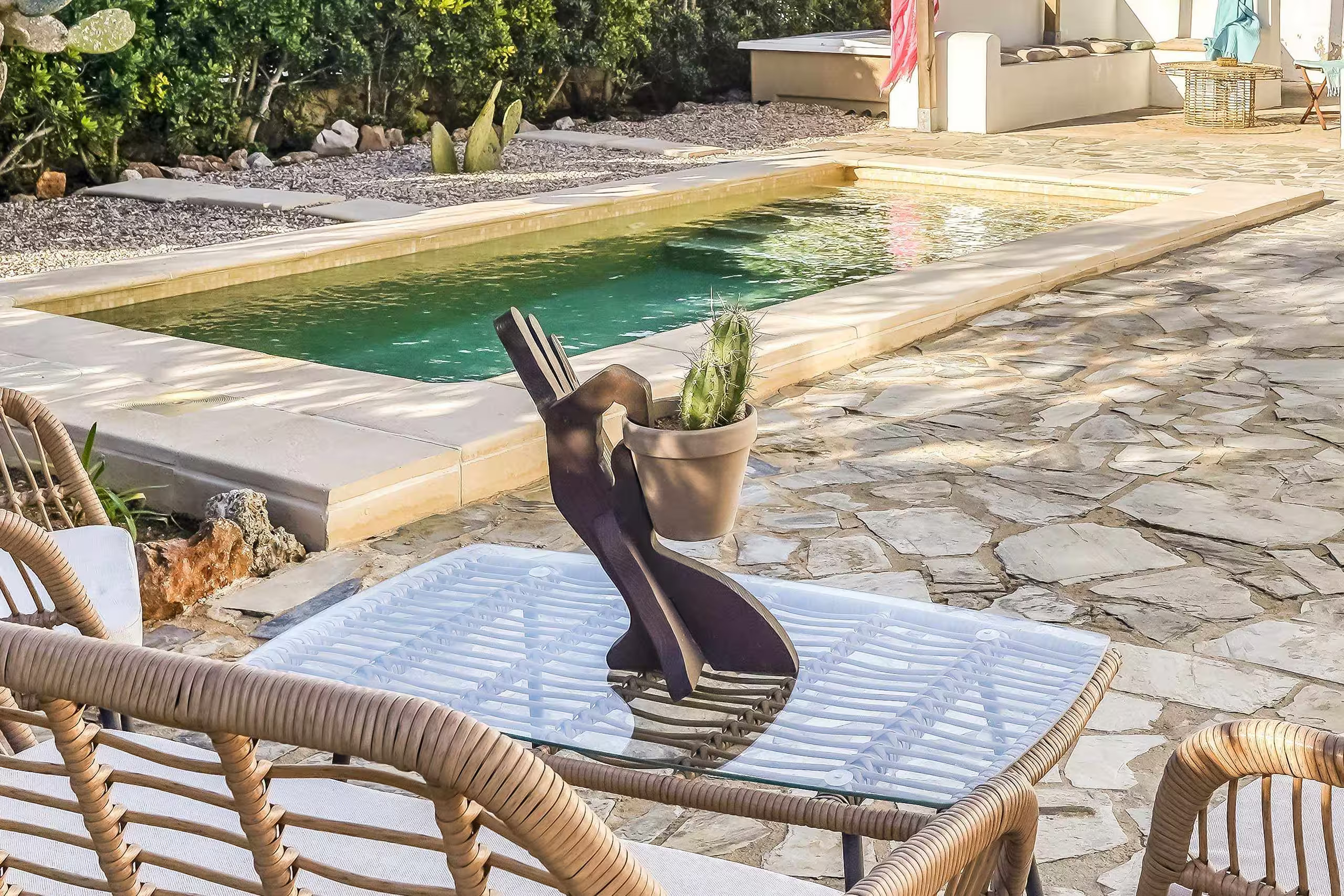 jardin avec piscine maison blanche à Minorque jardin avec piscine maison blanche à Minorque