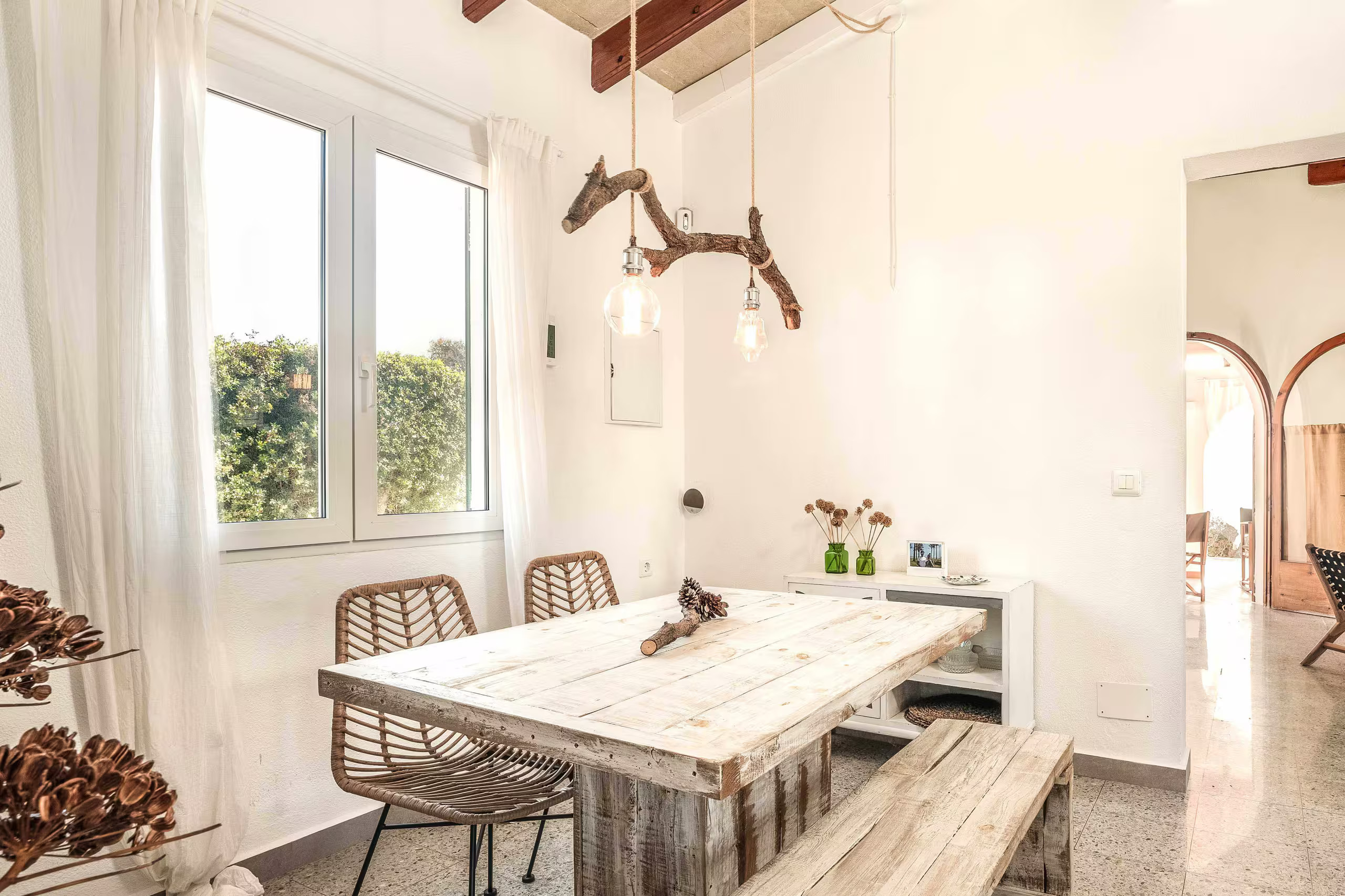 salle à manger avec poutres décoration rustique chic maison blanche à Minorque salle à manger avec poutres décoration rustique chic maison blanche à Minorque
