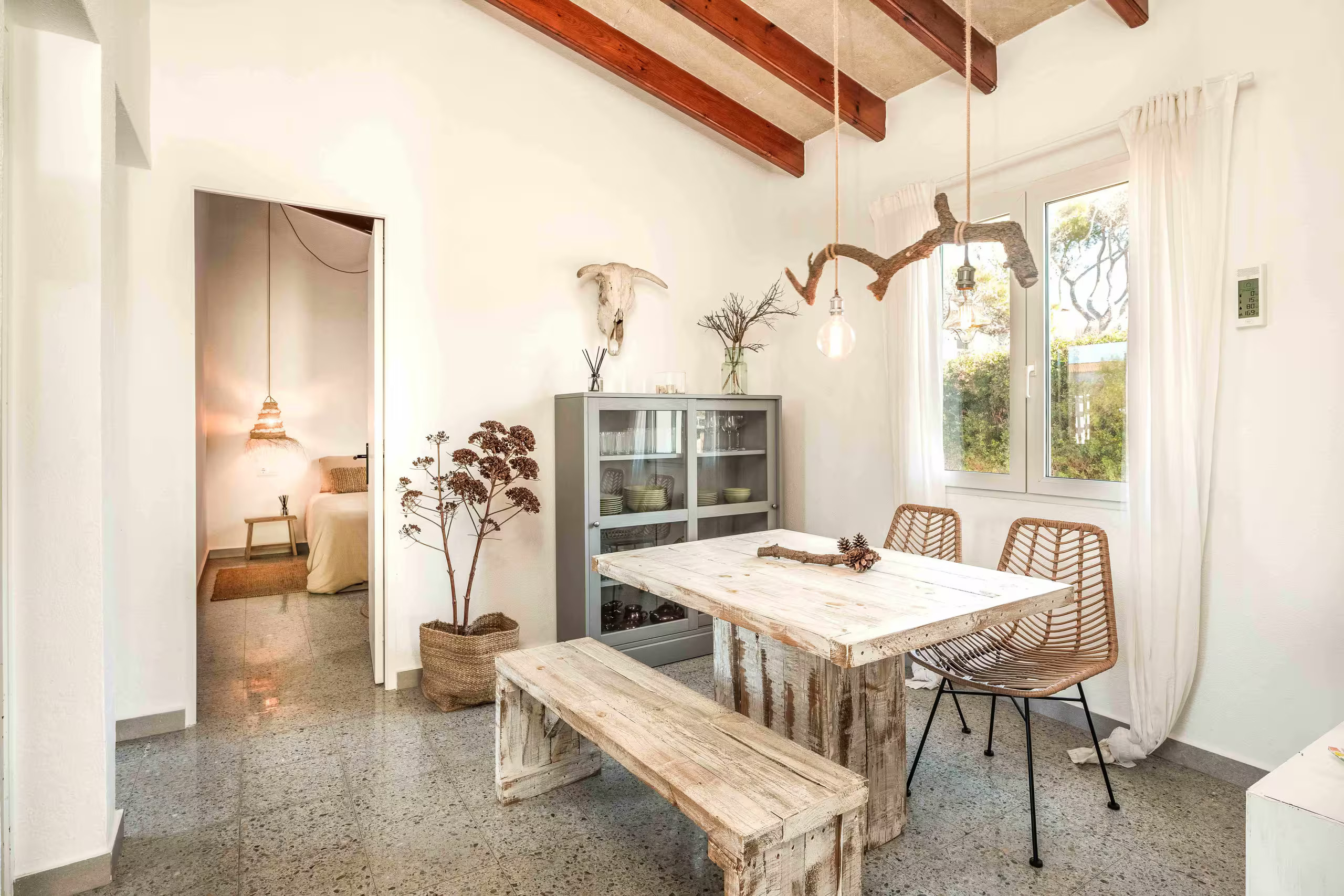 salle à manger avec poutres décoration rustique chic maison blanche à Minorque salle à manger avec poutres décoration rustique chic maison blanche à Minorque