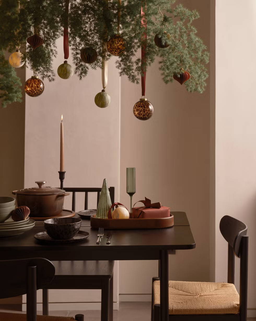 salle à manger pour les fêtes avec branches de sapin et boules