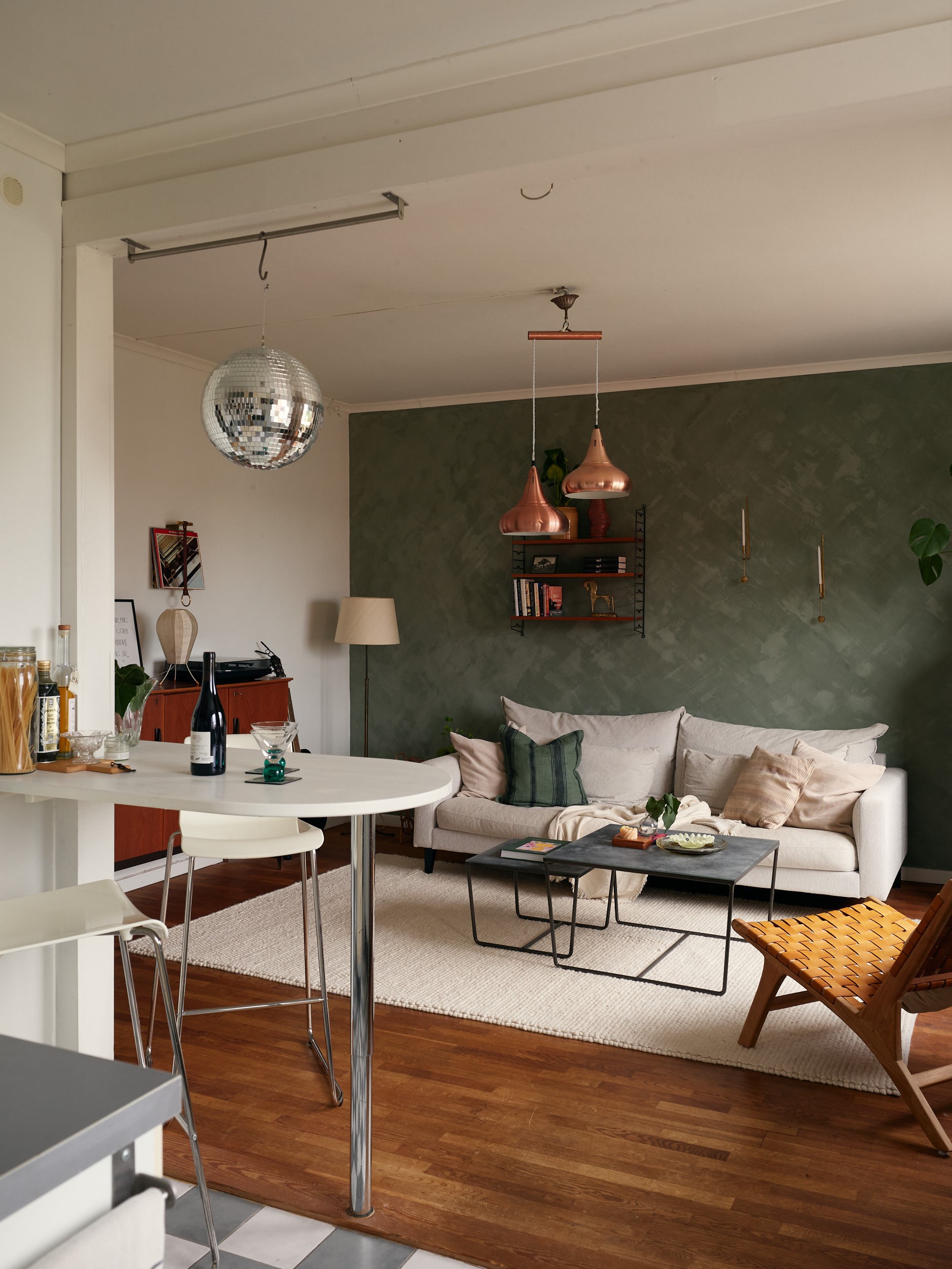 salon et cuisine ouverte sol à damier gris et blanc décoration vintage deux-pièces 40m2