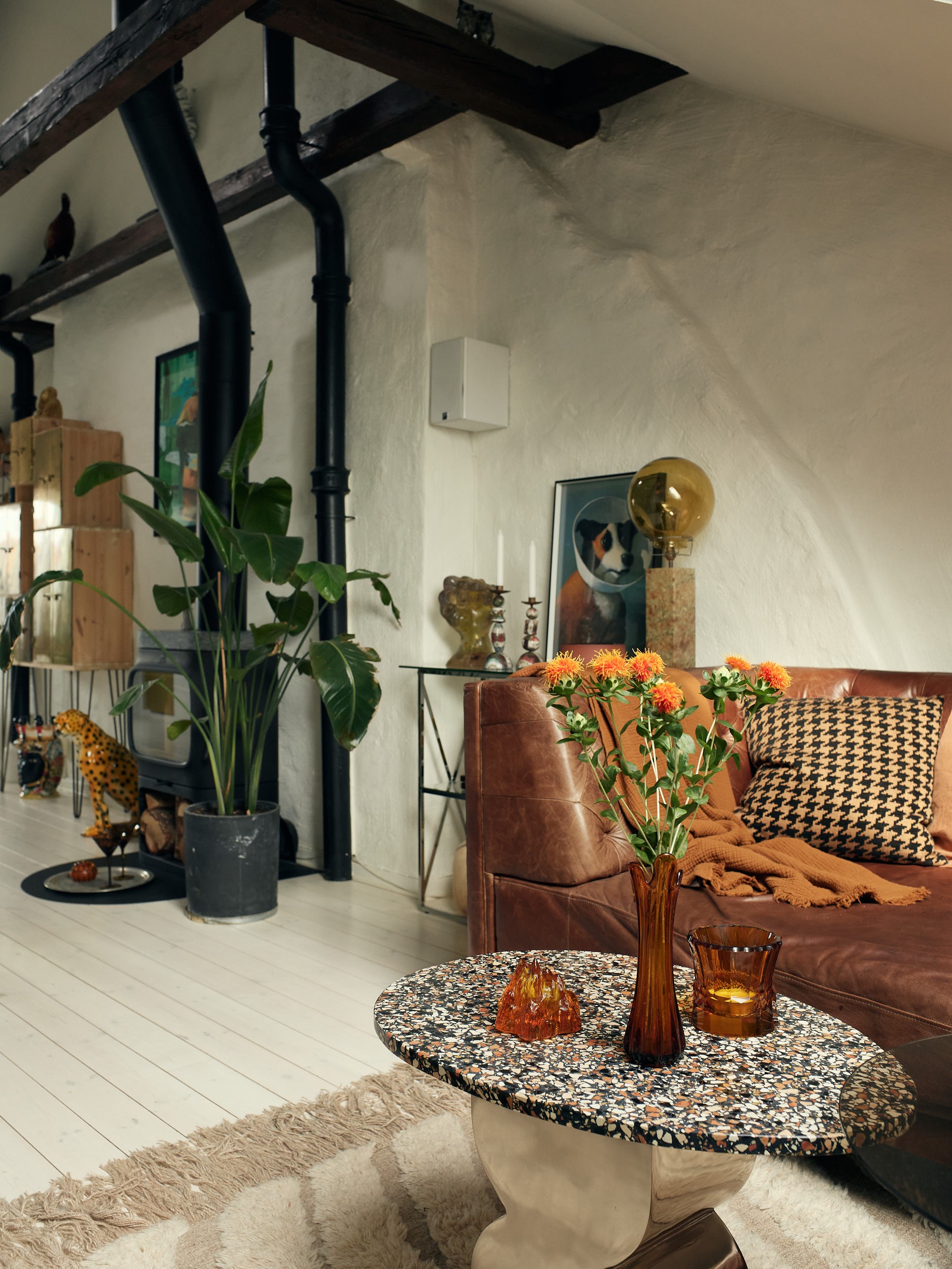 salon double hauteur avec poutres triplex de 81m2 décoration vintage et scandinave salon double hauteur avec poutres triplex de 81m2 décoration vintage et scandinave