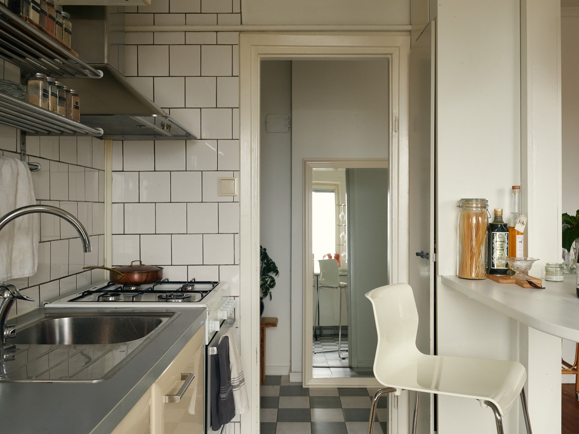 cuisine ouverte sol à damier gris et blanc décoration vintage deux-pièces 40m2