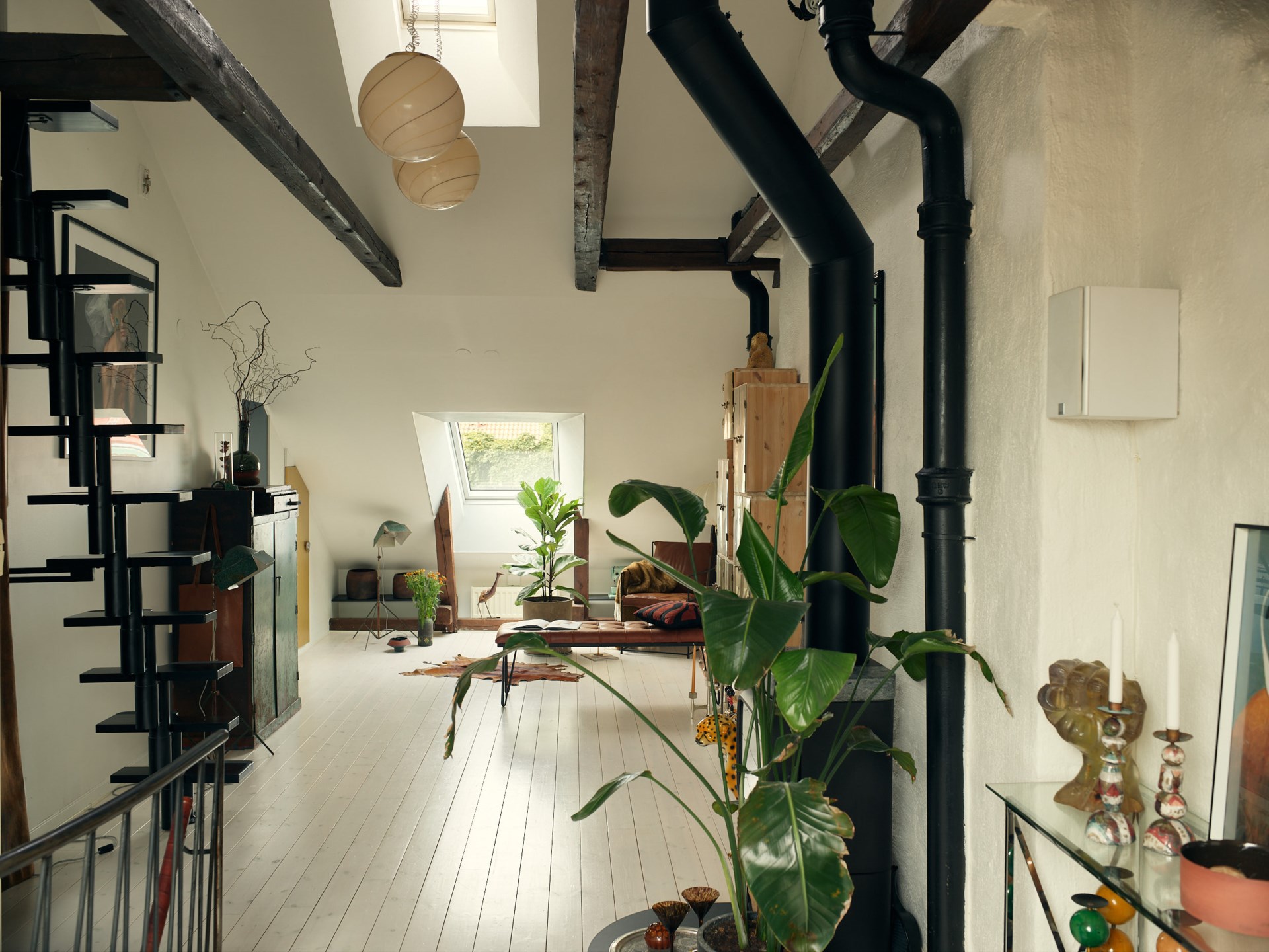 salon double hauteur avec escalier et poutres triplex de 81m2 décoration vintage et scandinave salon double hauteur avec escalier et poutres triplex de 81m2 décoration vintage et scandinave