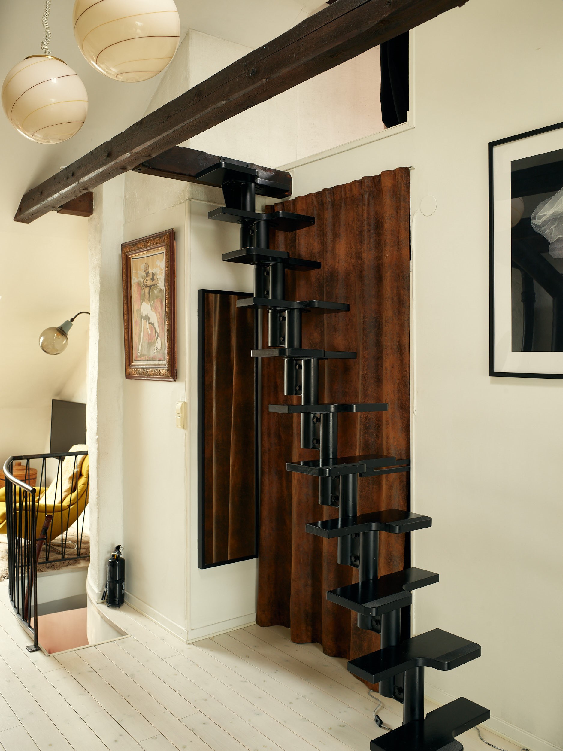 salon avec poutres et escalier type pas japonais triplex de 81m2 décoration vintage et scandinave salon avec poutres et escalier type pas japonais triplex de 81m2 décoration vintage et scandinave
