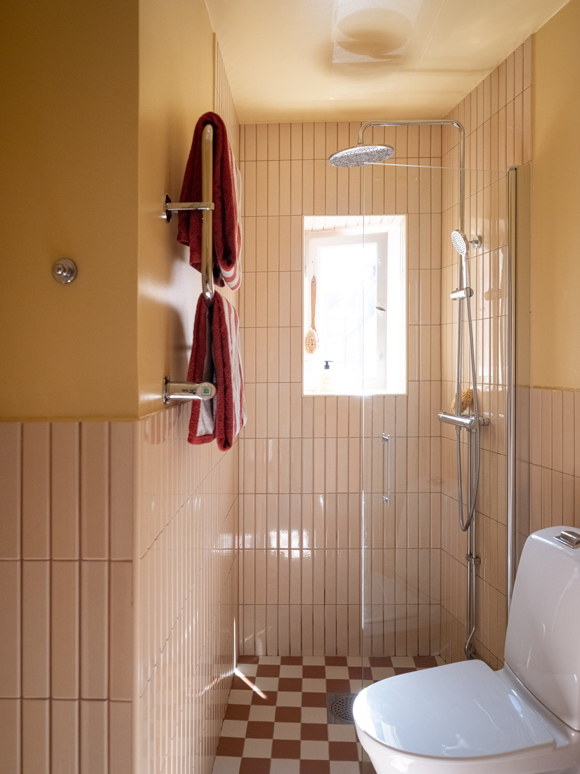 salle de bain murs jaune carrelage rose pâle studio de 39m2 décoration scandinave colorée et vintage salle de bain murs jaune carrelage rose pâle studio de 39m2 décoration scandinave colorée et vintage