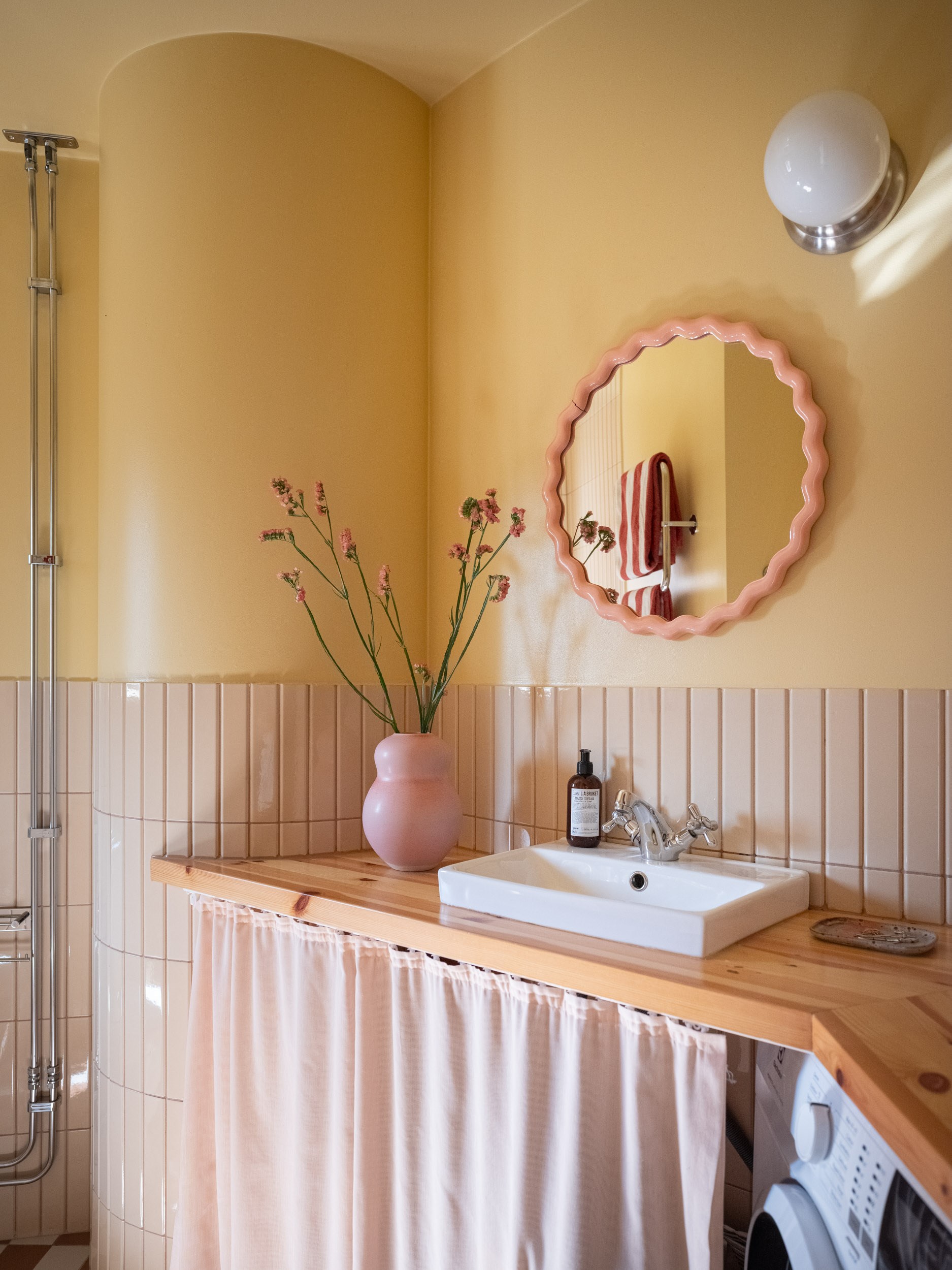 salle de bain murs jaune carrelage rose pâle studio de 39m2 décoration scandinave colorée et vintage salle de bain murs jaune carrelage rose pâle studio de 39m2 décoration scandinave colorée et vintage