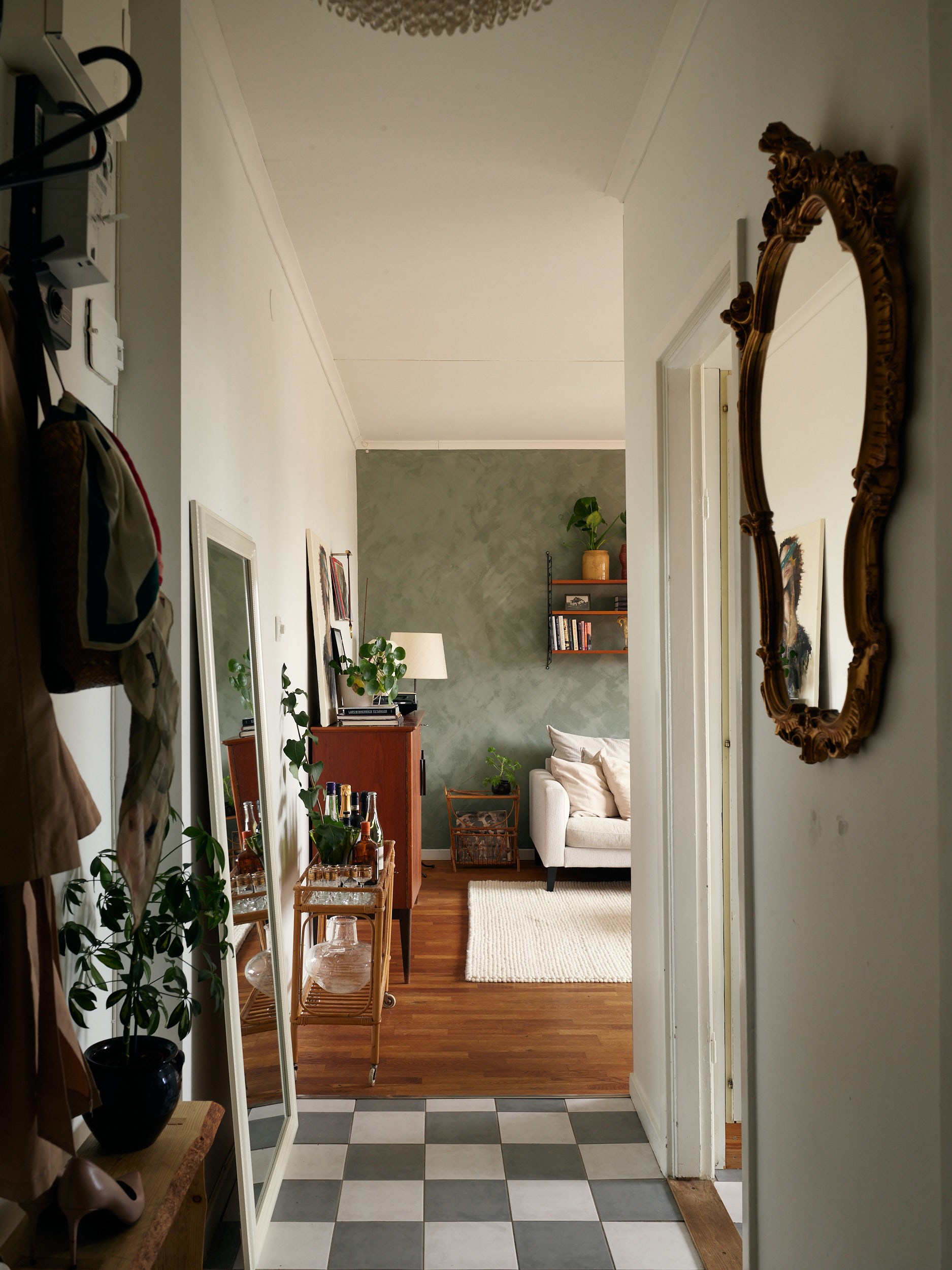 entrée sol à damier gris et blanc décoration vintage deux-pièces 40m2