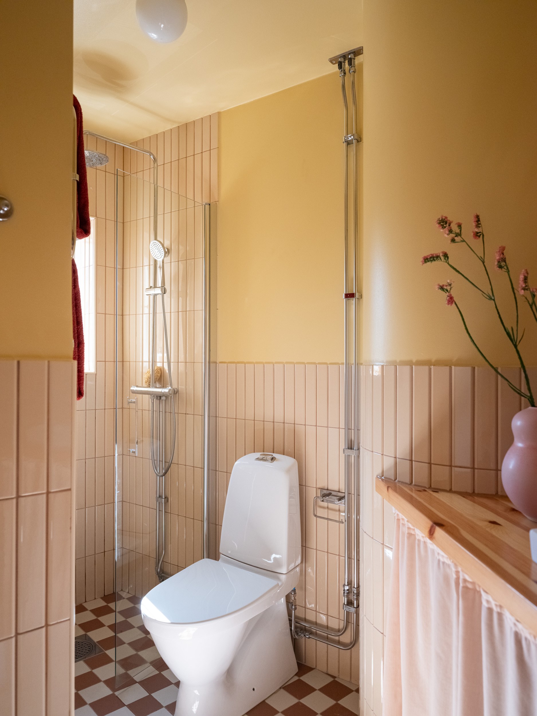 salle de bain murs jaune carrelage rose pâle studio de 39m2 décoration scandinave colorée et vintage salle de bain murs jaune carrelage rose pâle studio de 39m2 décoration scandinave colorée et vintage
