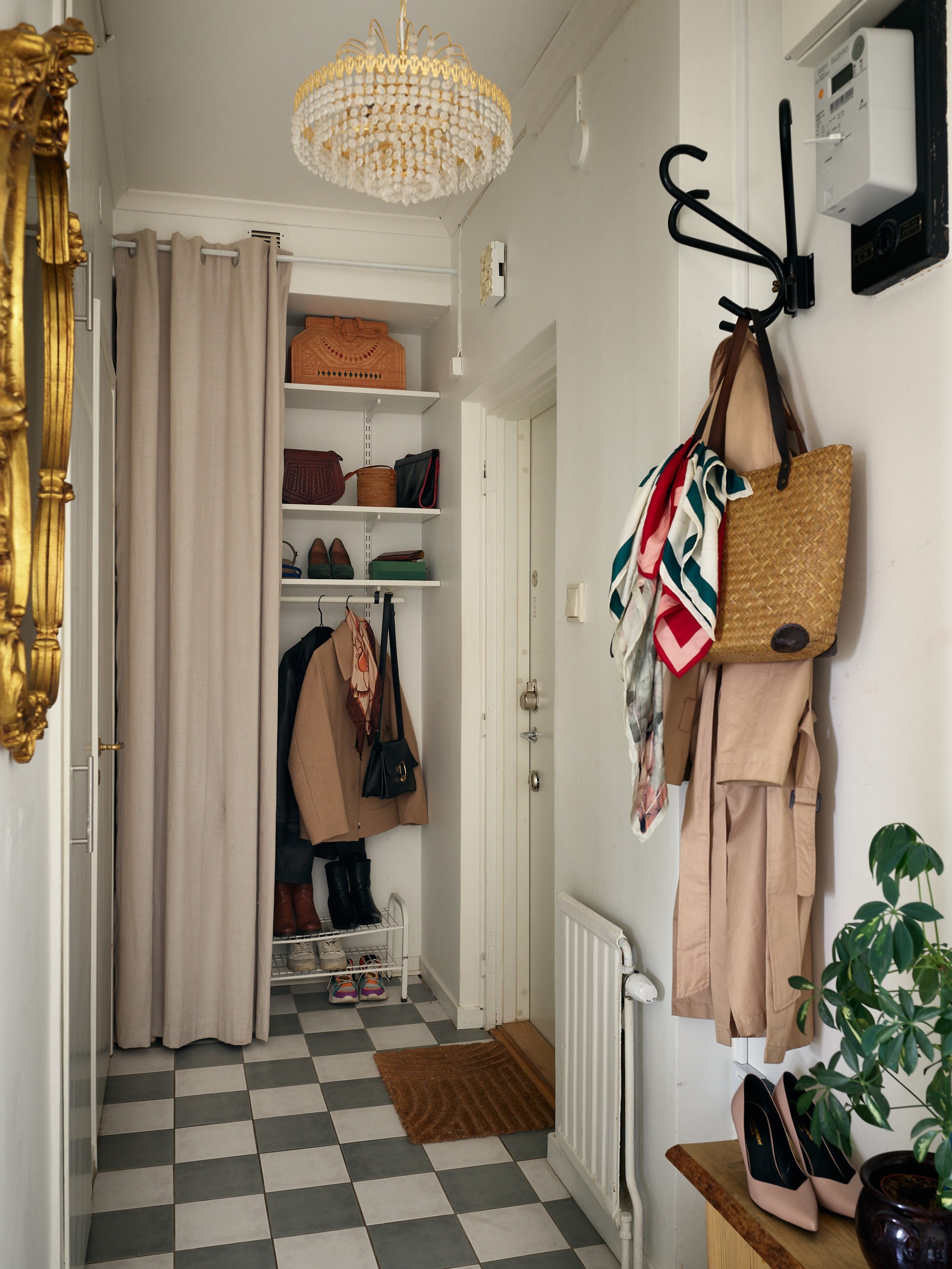 entrée sol à damier gris et blanc décoration vintage deux-pièces 40m2