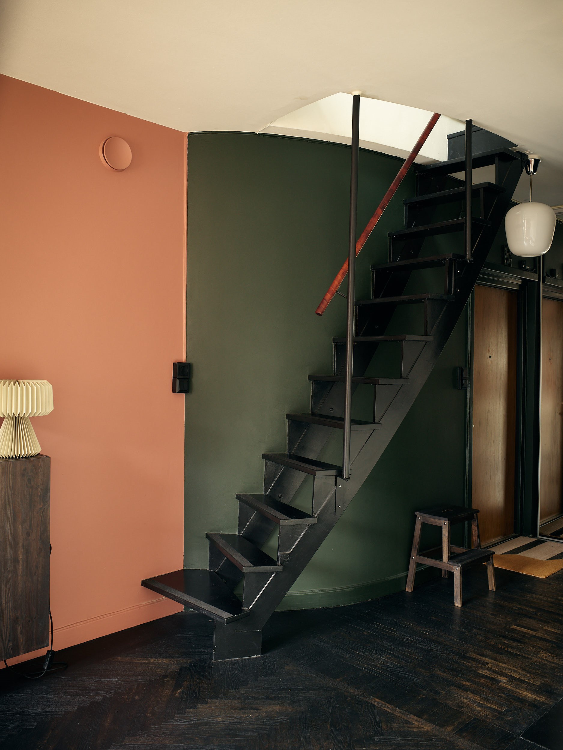 escalier dans cuisine mur terracotta triplex de 81m2 décoration vintage et scandinave escalier dans cuisine mur terracotta triplex de 81m2 décoration vintage et scandinave