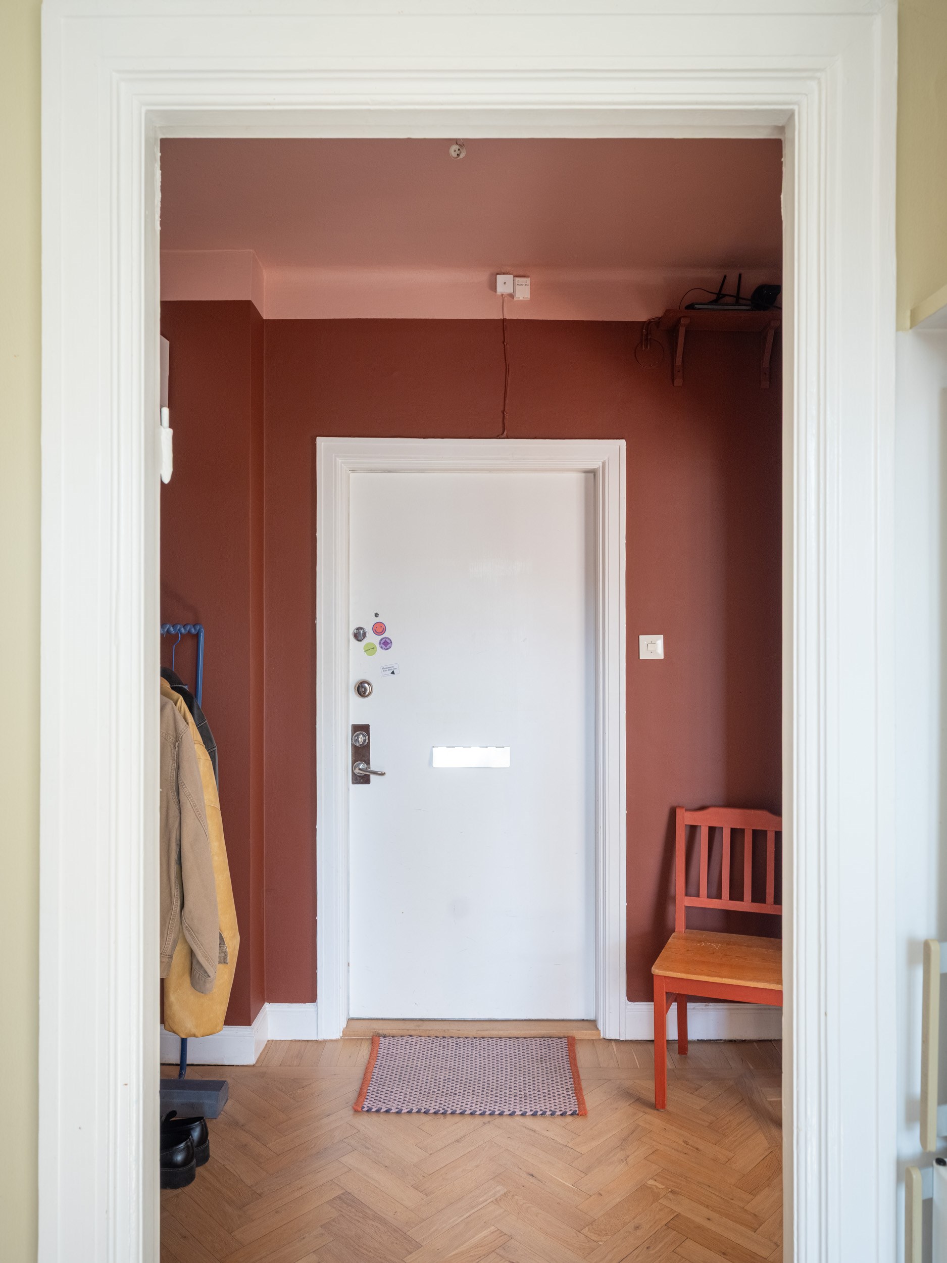 entrée murs terracotta plafond rose studio de 39m2 décoration scandinave colorée et vintage entrée murs terracotta plafond rose studio de 39m2 décoration scandinave colorée et vintage