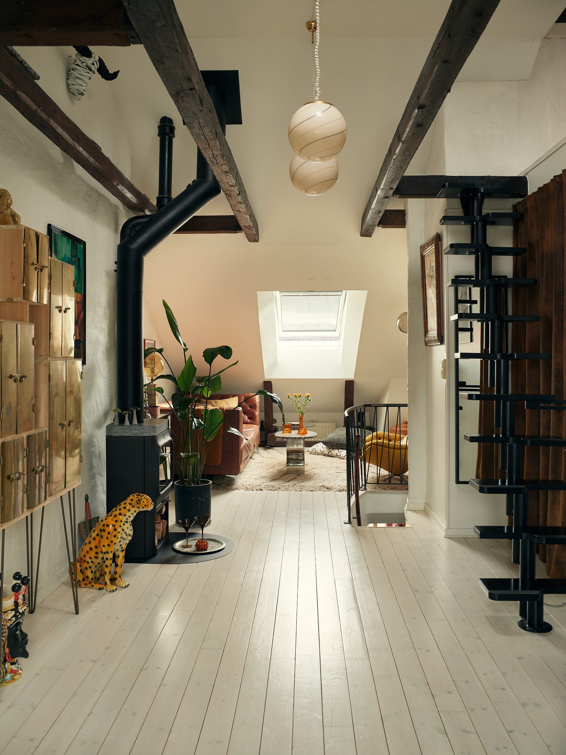salon double hauteur avec escalier et poutres triplex de 81m2 décoration vintage et scandinave salon double hauteur avec escalier et poutres triplex de 81m2 décoration vintage et scandinave