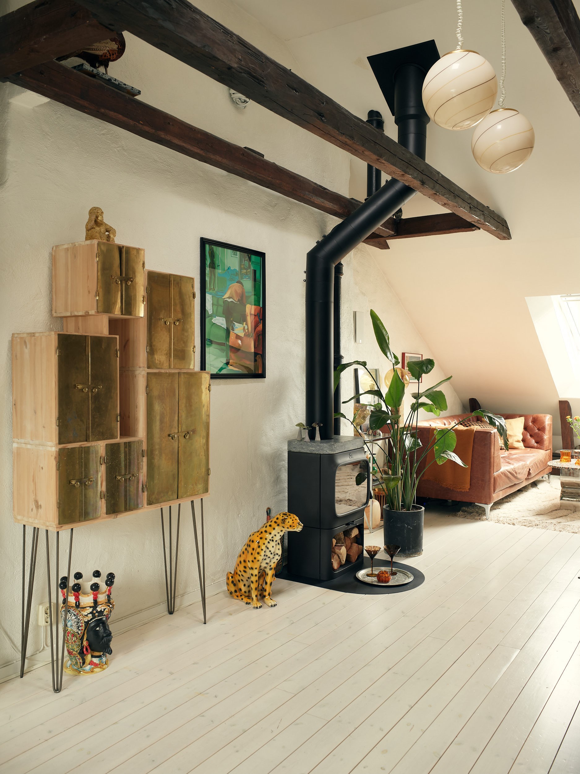 salon double hauteur avec poutres triplex de 81m2 décoration vintage et scandinave salon double hauteur avec poutres triplex de 81m2 décoration vintage et scandinave