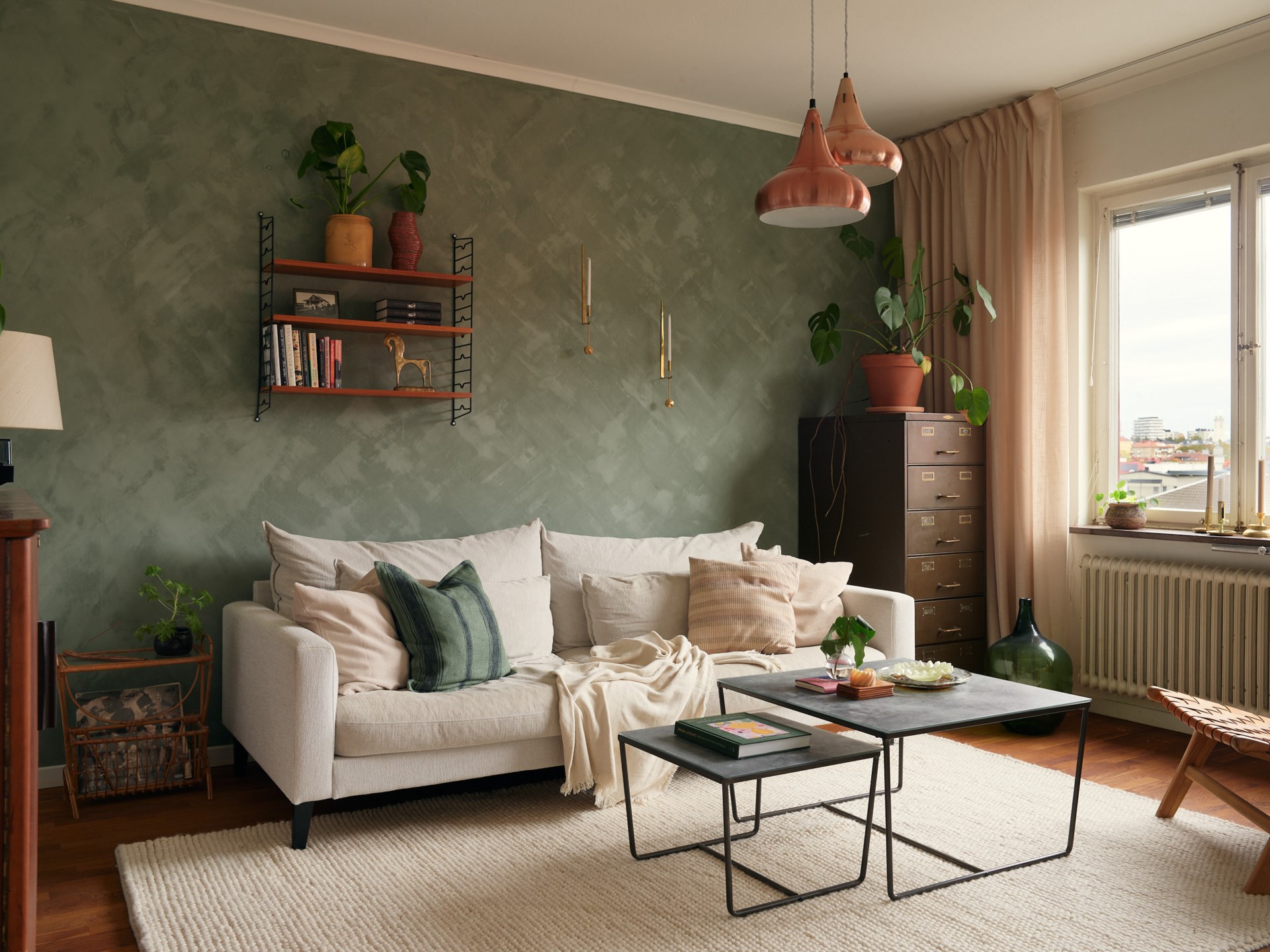 salon mur vert décoration vintage deux-pièces 40m2