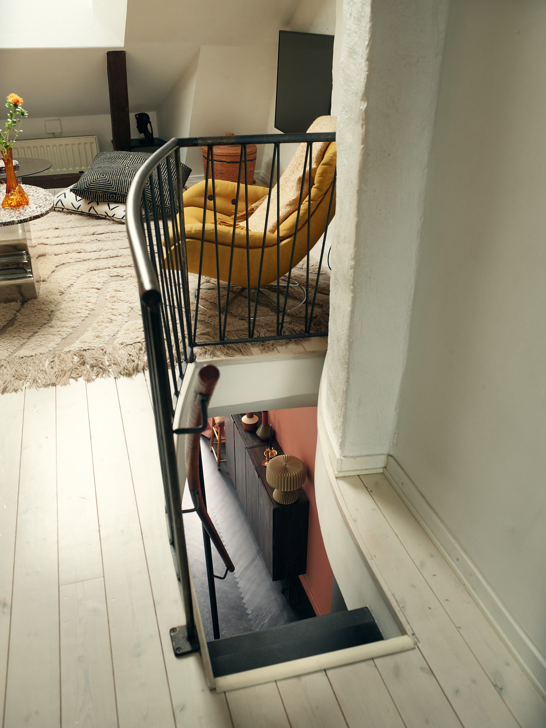 salon double hauteur avec escalier triplex de 81m2 décoration vintage et scandinave salon double hauteur avec escalier triplex de 81m2 décoration vintage et scandinave