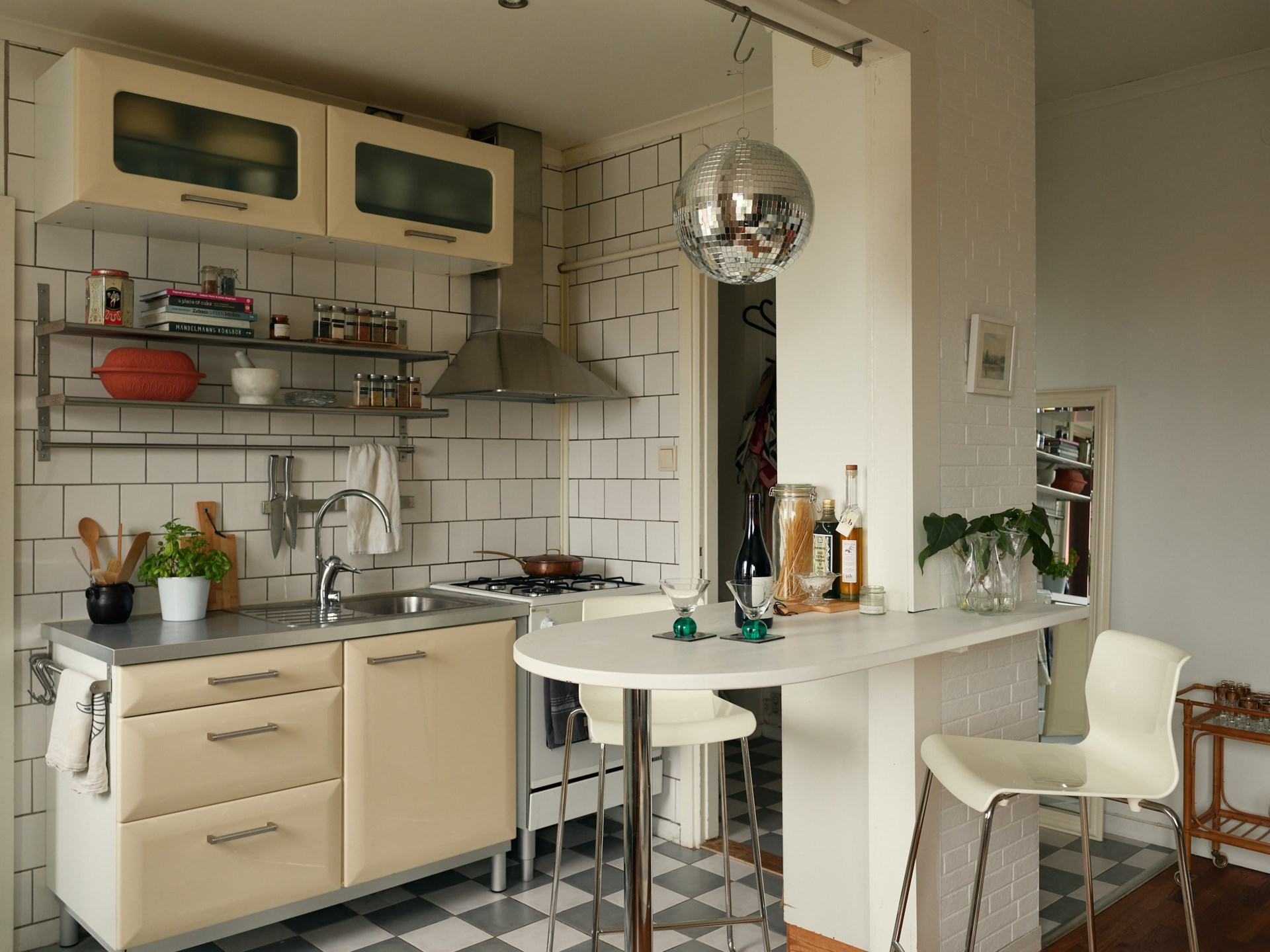cuisine ouverte sol à damier gris et blanc décoration vintage deux-pièces 40m2