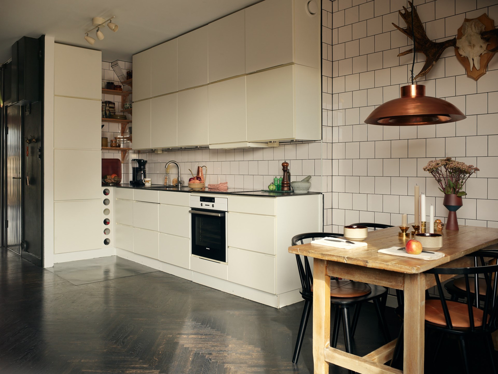 cuisine sol noir triplex de 81m2 décoration vintage et scandinave cuisine sol noir triplex de 81m2 décoration vintage et scandinave