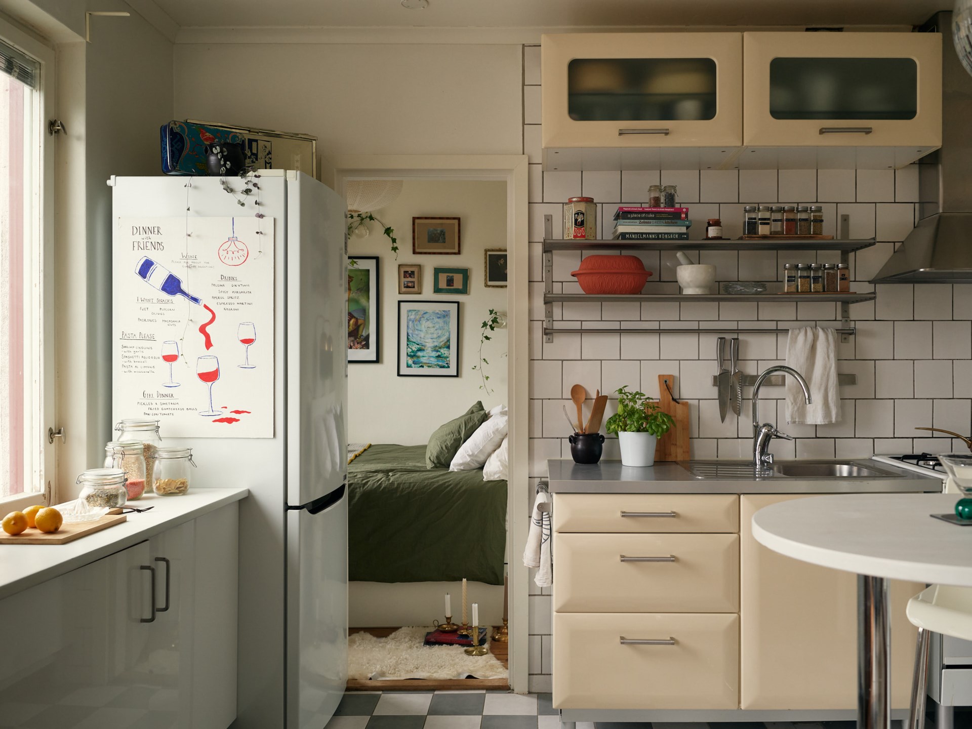 chambre et cuisine ouverte sol à damier gris et blanc décoration vintage deux-pièces 40m2