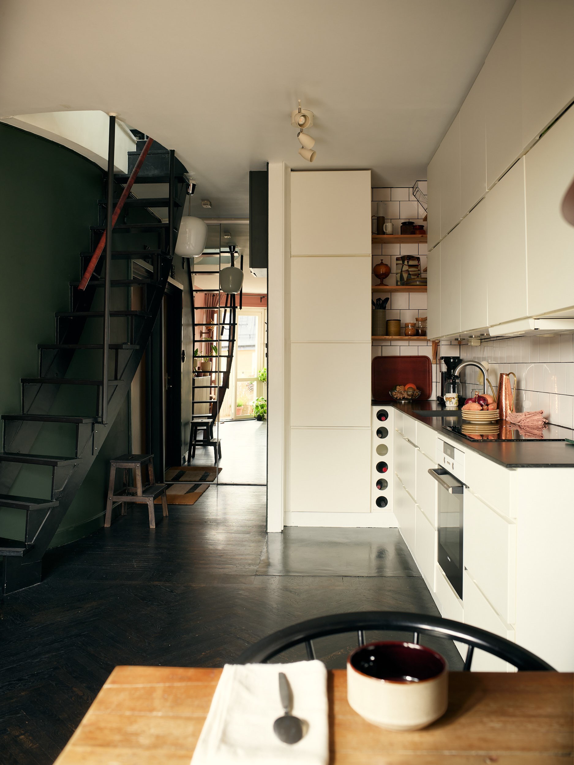 cuisine sol noir triplex de 81m2 décoration vintage et scandinave cuisine sol noir triplex de 81m2 décoration vintage et scandinave