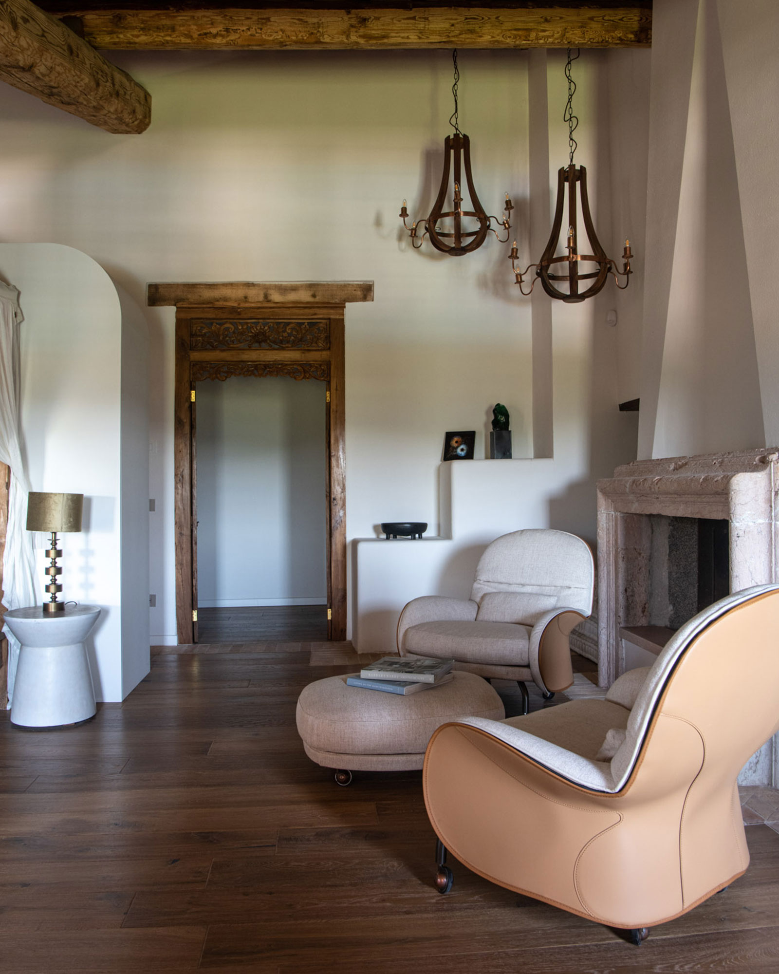 salon avec cheminée décoration rustique chic avec poutres maison en pierre en Ombrie salon avec cheminée décoration rustique chic avec poutres maison en pierre en Ombrie