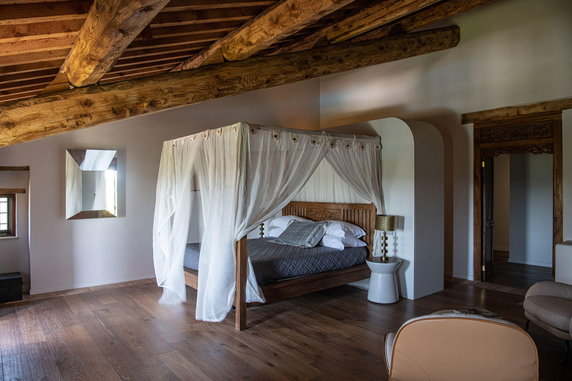 chambre décoration rustique chic avec poutres maison en pierre en Ombrie chambre décoration rustique chic avec poutres maison en pierre en Ombrie