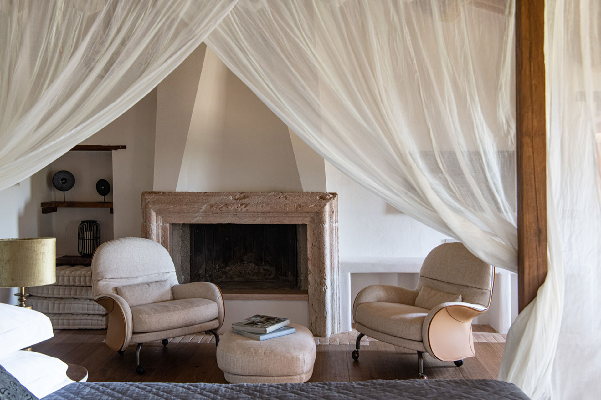 chambre avec cheminée décoration rustique chic avec poutres maison en pierre en Ombrie chambre avec cheminée décoration rustique chic avec poutres maison en pierre en Ombrie