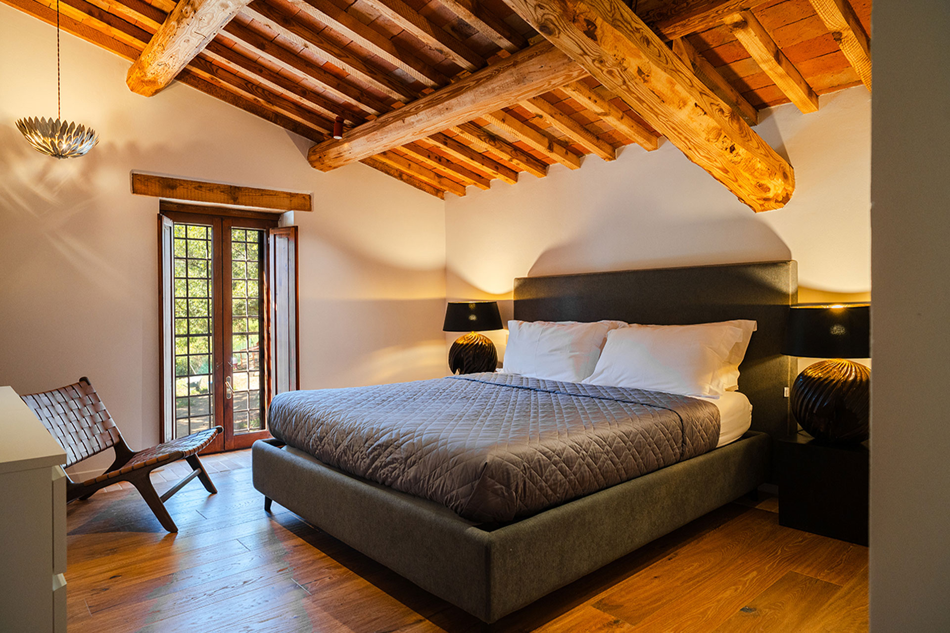 chambre décoration rustique chic avec poutres maison en pierre en Ombrie chambre décoration rustique chic avec poutres maison en pierre en Ombrie