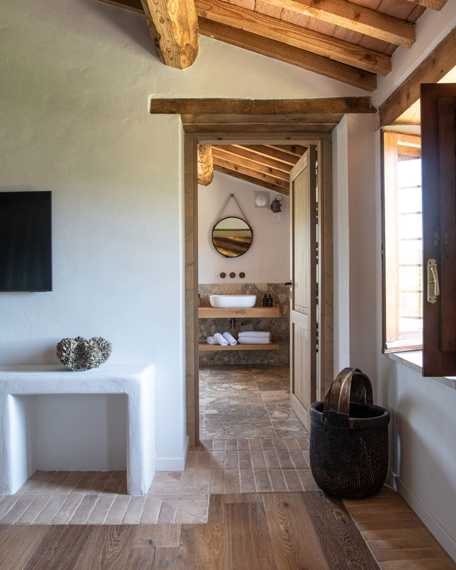 chambre avec salle de bain décoration rustique chic avec poutres maison en pierre en Ombrie chambre avec salle de bain décoration rustique chic avec poutres maison en pierre en Ombrie