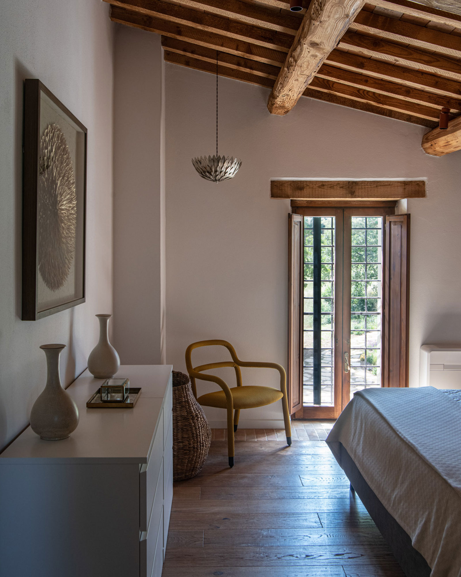 chambre décoration rustique chic avec poutres maison en pierre en Ombrie chambre décoration rustique chic avec poutres maison en pierre en Ombrie