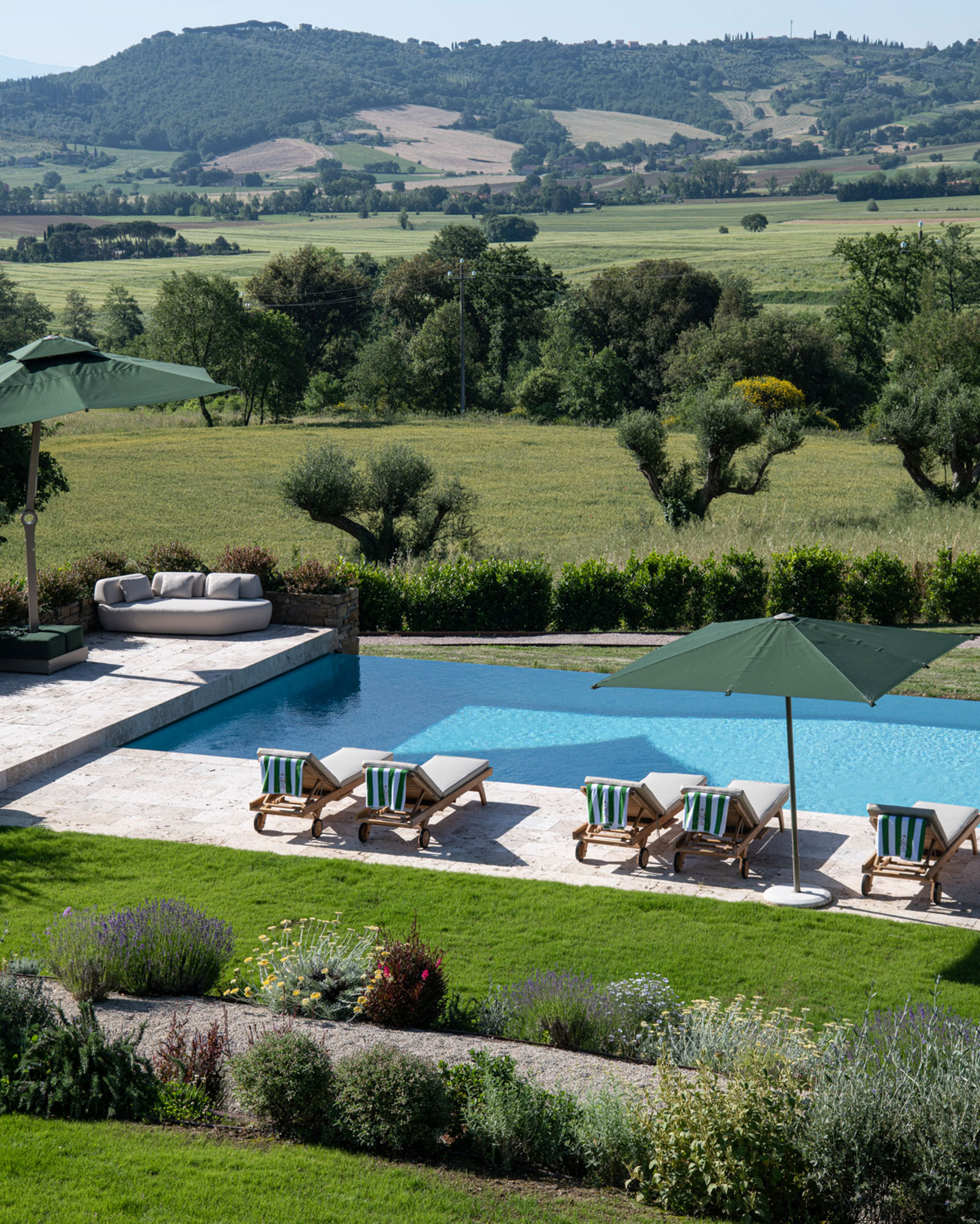 jardin avec piscine et vue collines en Toscane jardin avec piscine et vue collines en Toscane