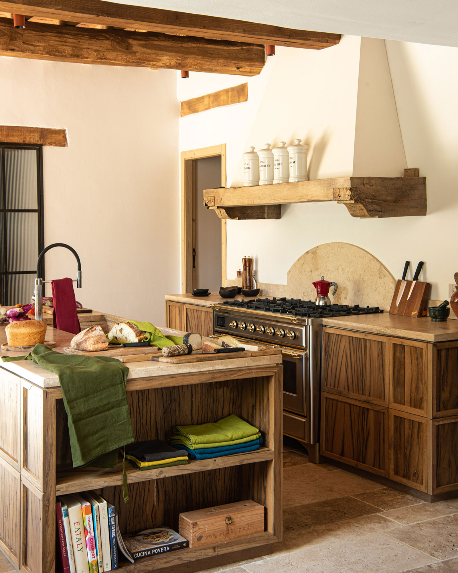 cuisine décoration rustique chic avec poutres maison en pierre en Ombrie cuisine décoration rustique chic avec poutres maison en pierre en Ombrie