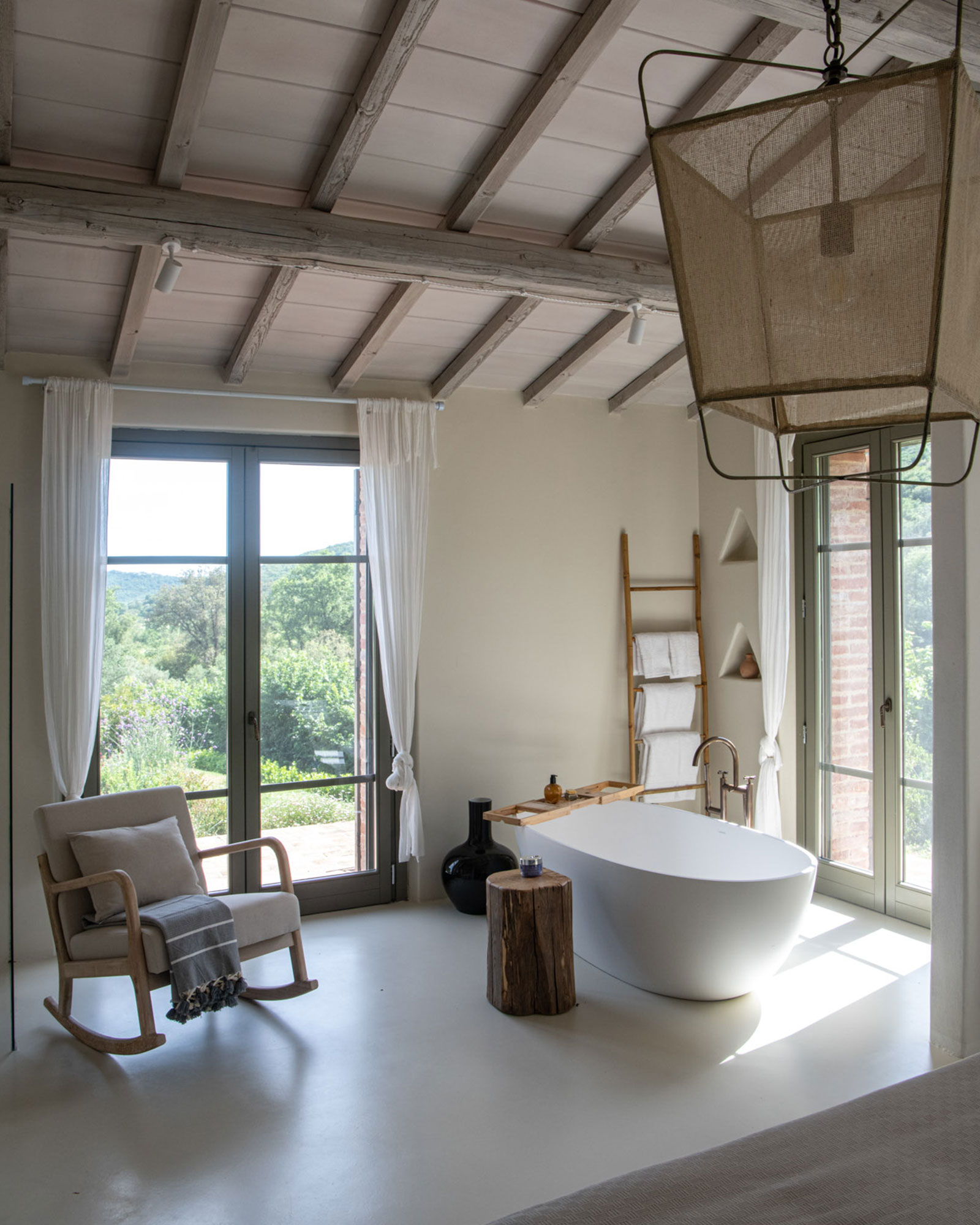 salle de bain contemporaine avec baignoire îlot design dans maison ancienne salle de bain contemporaine avec baignoire îlot design dans maison ancienne
