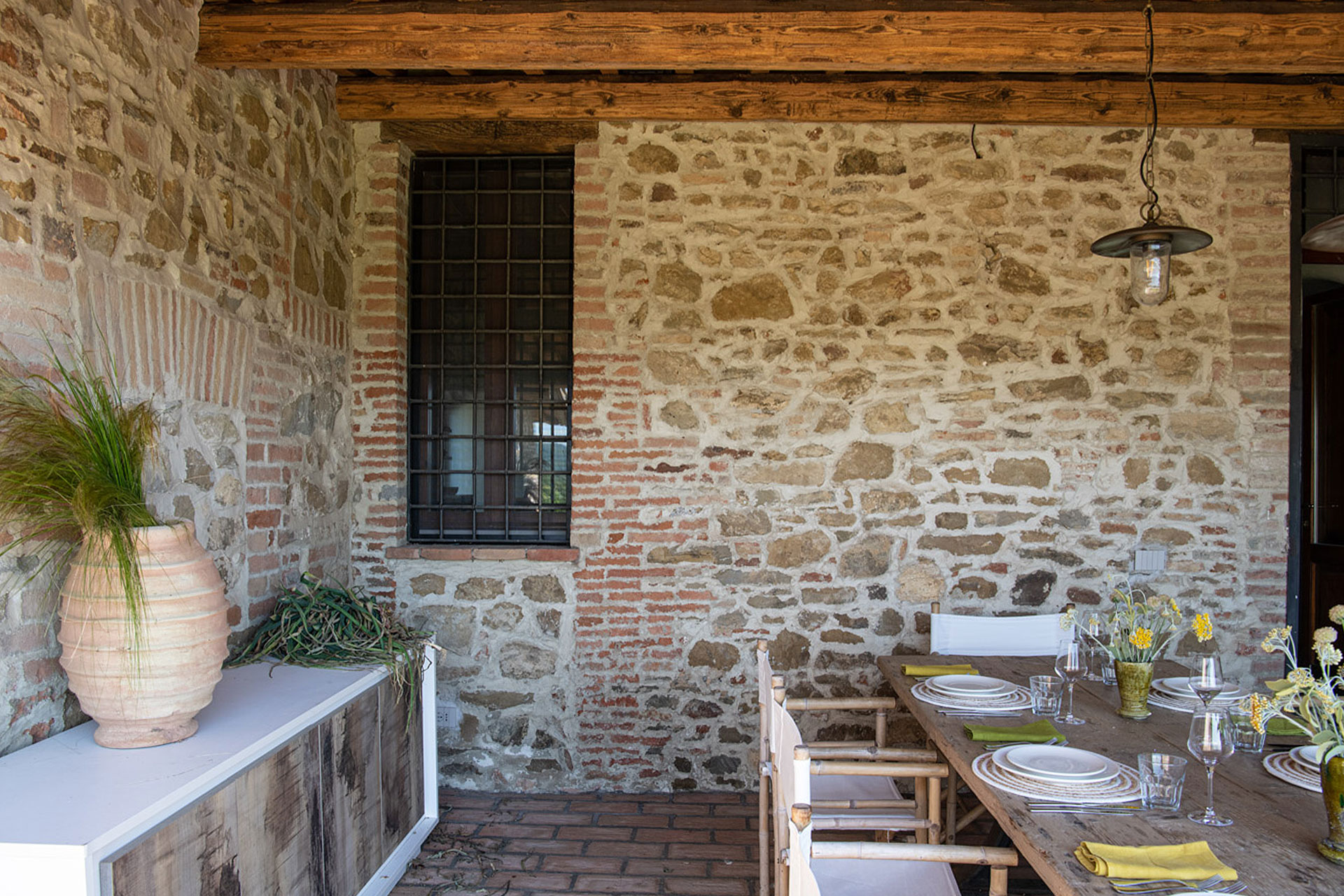 terrasse décoration rustique chic avec poutres maison en pierre en Ombrie terrasse décoration rustique chic avec poutres maison en pierre en Ombrie