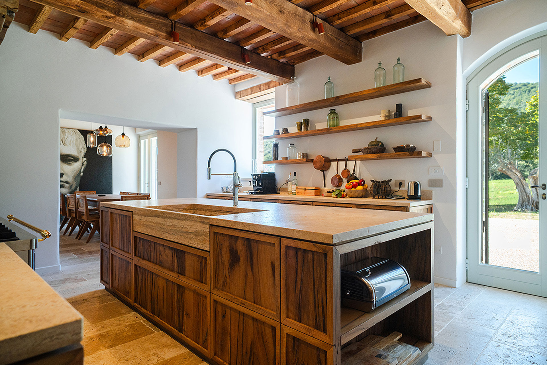 cuisine décoration rustique chic avec poutres maison en pierre en Ombrie cuisine décoration rustique chic avec poutres maison en pierre en Ombrie