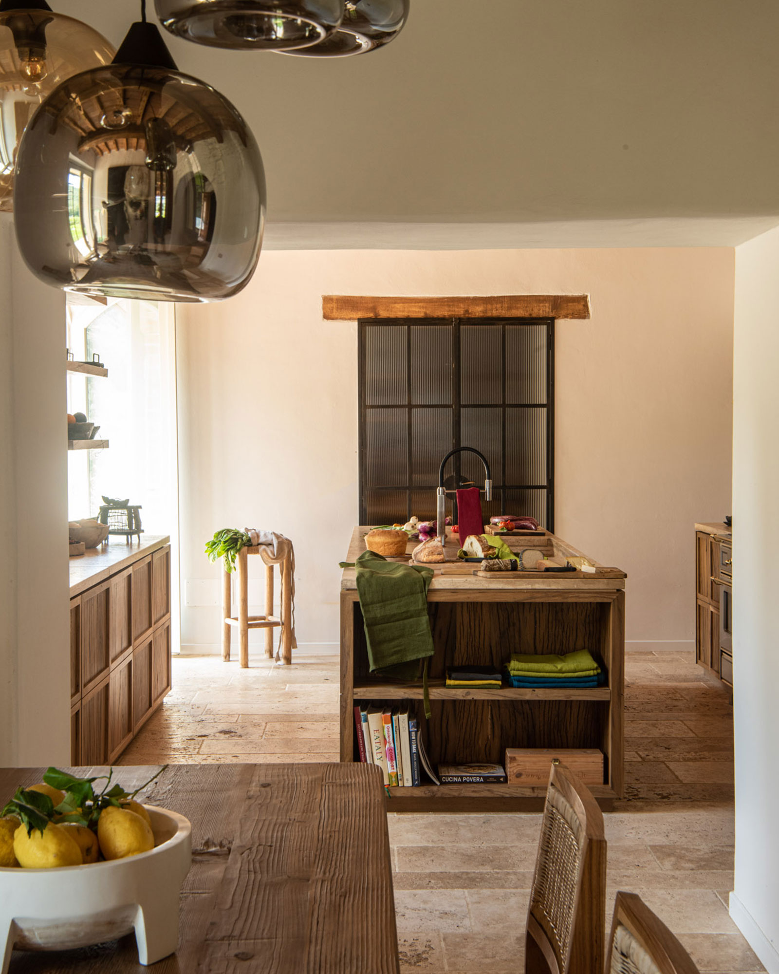 cuisine décoration rustique chic avec poutres maison en pierre en Ombrie cuisine décoration rustique chic avec poutres maison en pierre en Ombrie