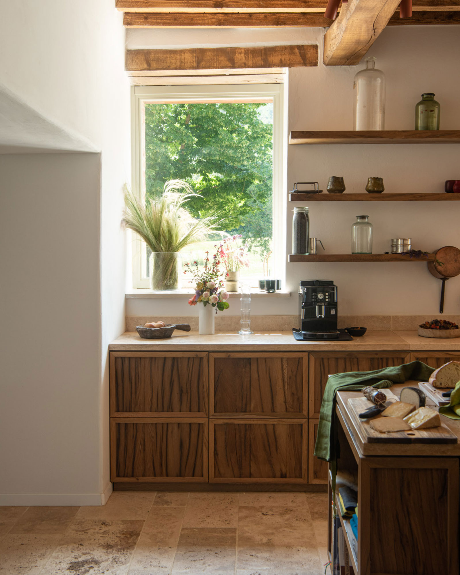 cuisine décoration rustique chic avec poutres maison en pierre en Ombrie cuisine décoration rustique chic avec poutres maison en pierre en Ombrie