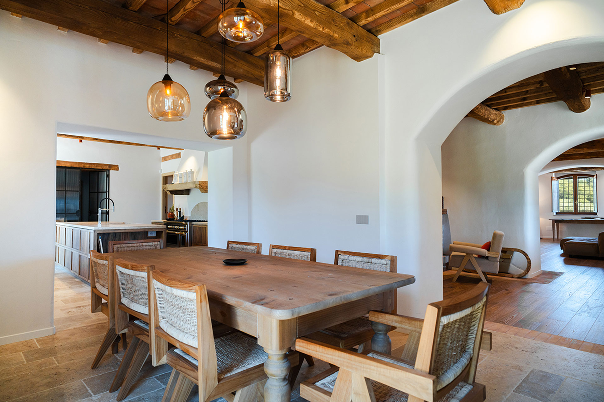 salle à manger décoration rustique chic avec poutres maison en pierre en Ombrie salle à manger décoration rustique chic avec poutres maison en pierre en Ombrie