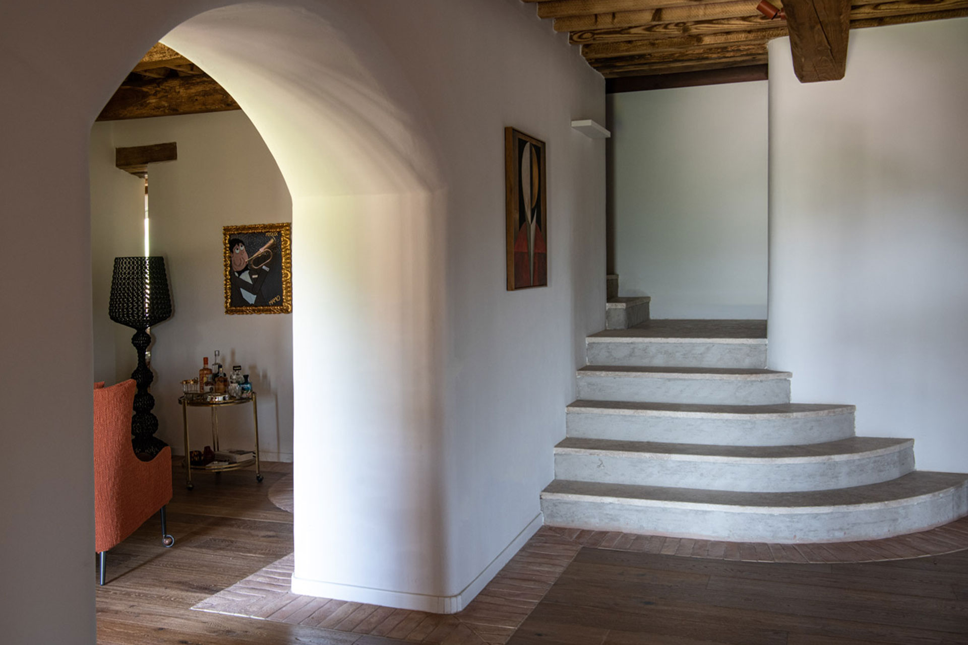 entrée avec escalier en pierre et poutres entrée avec escalier en pierre et poutres