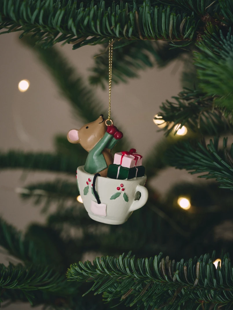 décoration de sapin souris avec cadeaux collection Søstrene Grene Noël 2026 décoration de sapin souris avec cadeaux collection Søstrene Grene Noël 2026