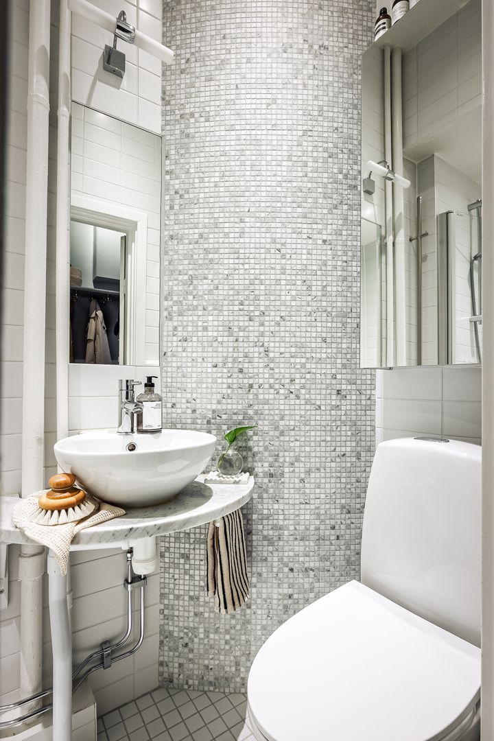 petite salle de bain blanche et grise