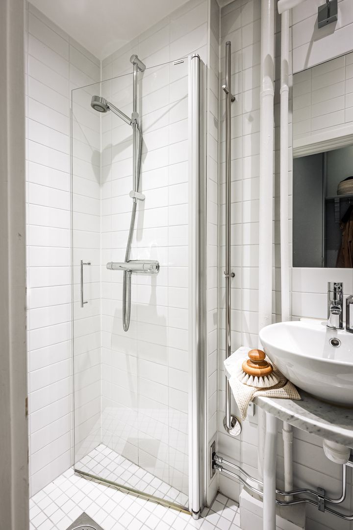 petite salle de bain blanche