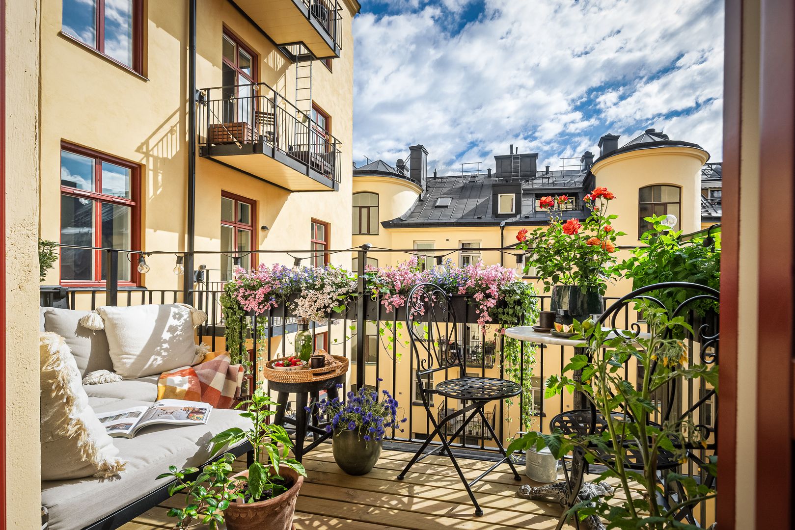 balcon sur cour immeuble suédois jaune