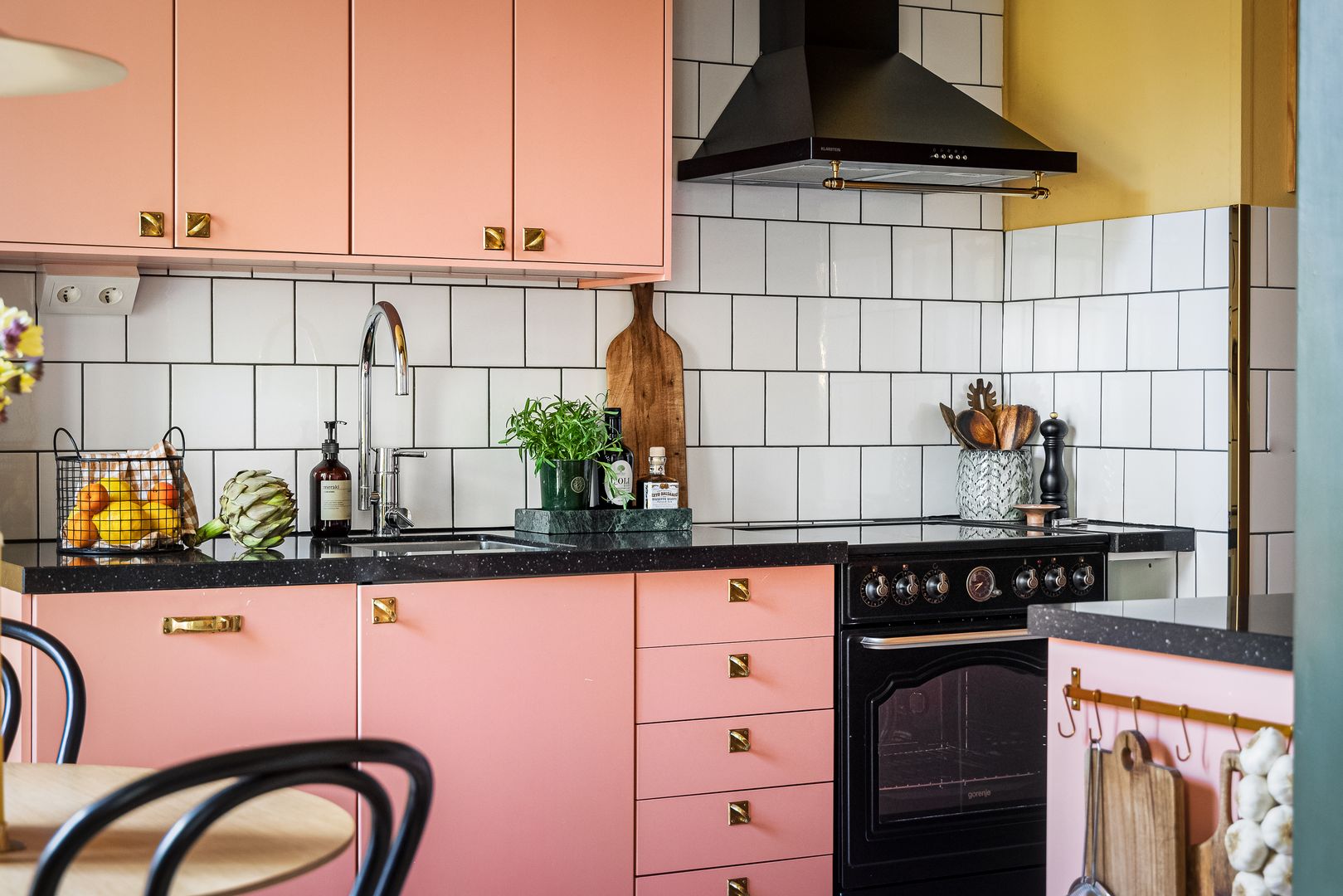 cuisine rose et jaune studio ancien 39m2 décoration scandinave et vintage