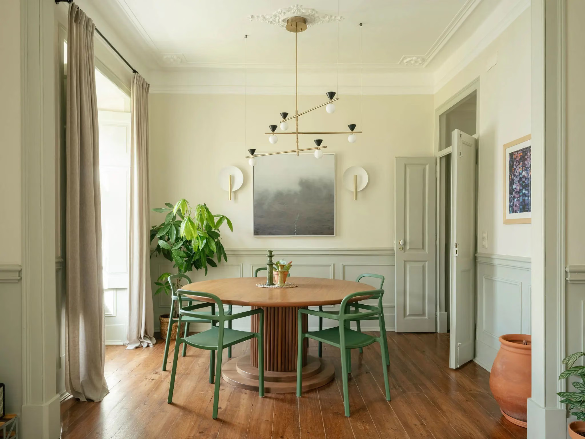 salle à manger avec plafond mouluré décoration contemporaine appartement rénové