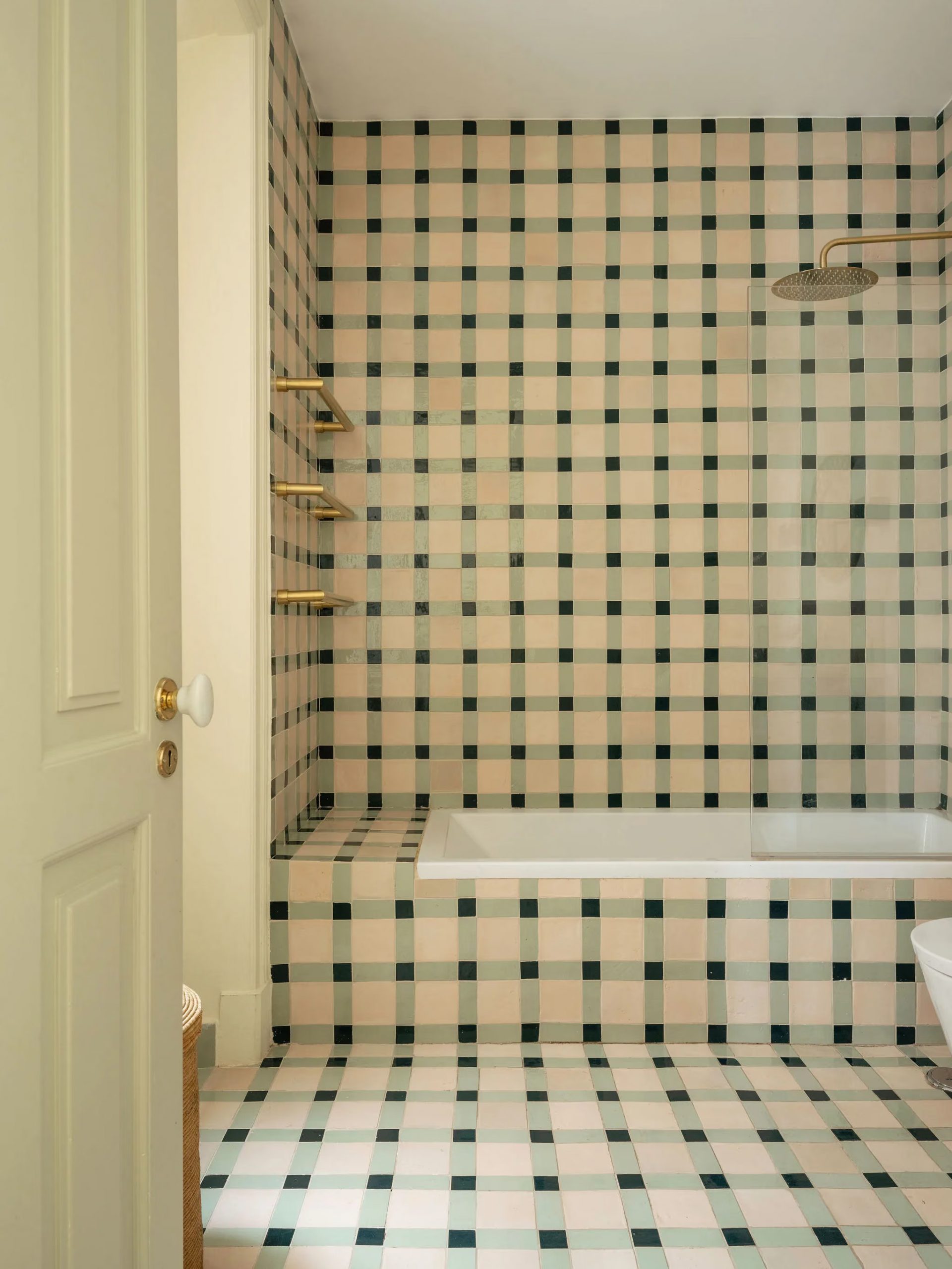 salle de bain verte et beige carrelage Valencia décoration contemporaine appartement rénové